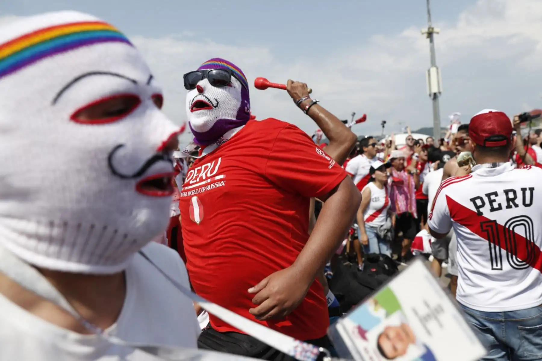 Los fanáticos de Perú vitorean fuera del estadio antes del partido de fútbol del Grupo C de la Copa Mundial de Rusia 2018 entre Australia y Perú en el Estadio Fisht en Sochi el 26 de junio de 2018. Foto: AFP