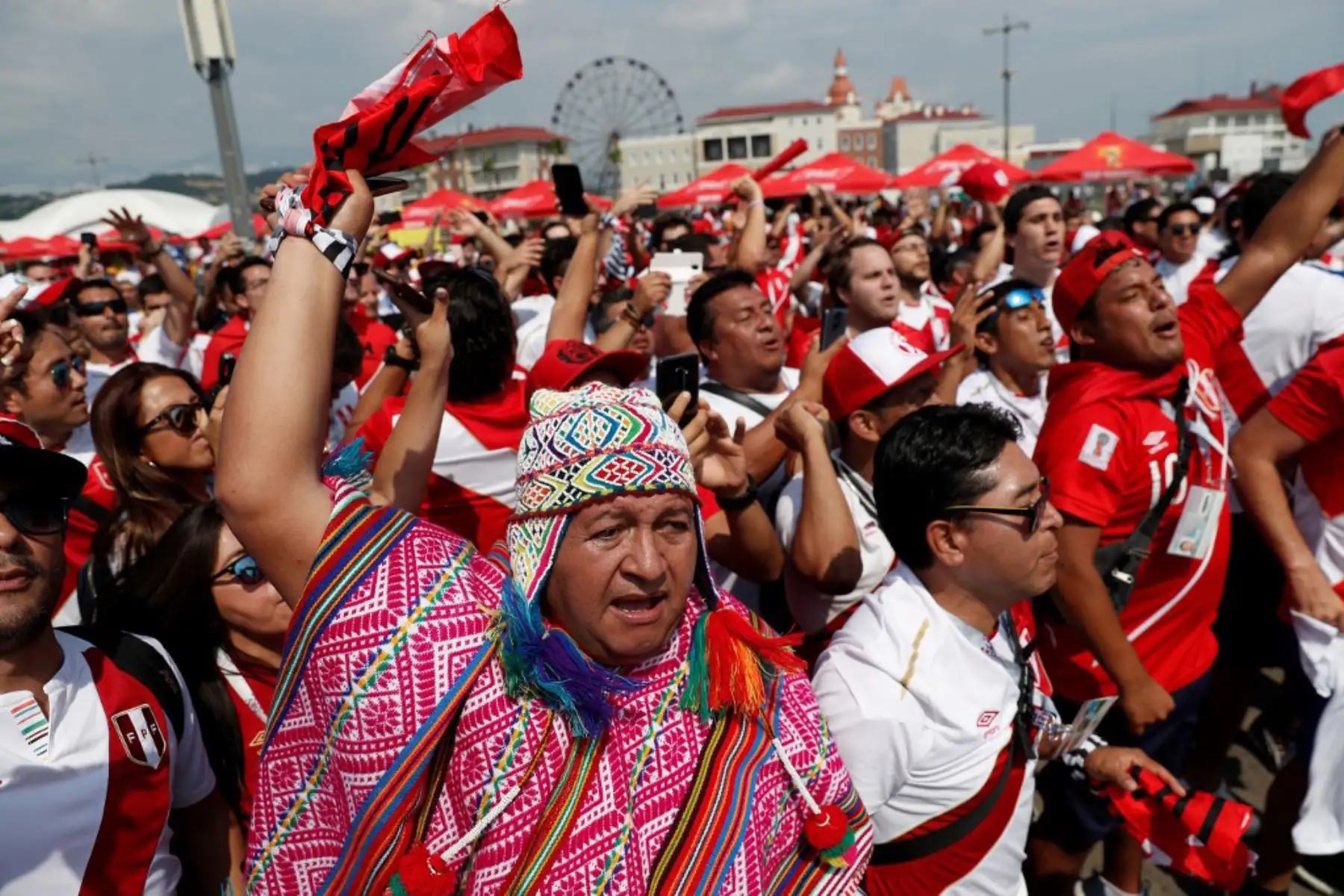 Los fanáticos de Perú vitorean fuera del estadio antes del partido de fútbol del Grupo C de la Copa Mundial de Rusia 2018 entre Australia y Perú en el Estadio Fisht en Sochi el 26 de junio de 2018. Foto: AFP