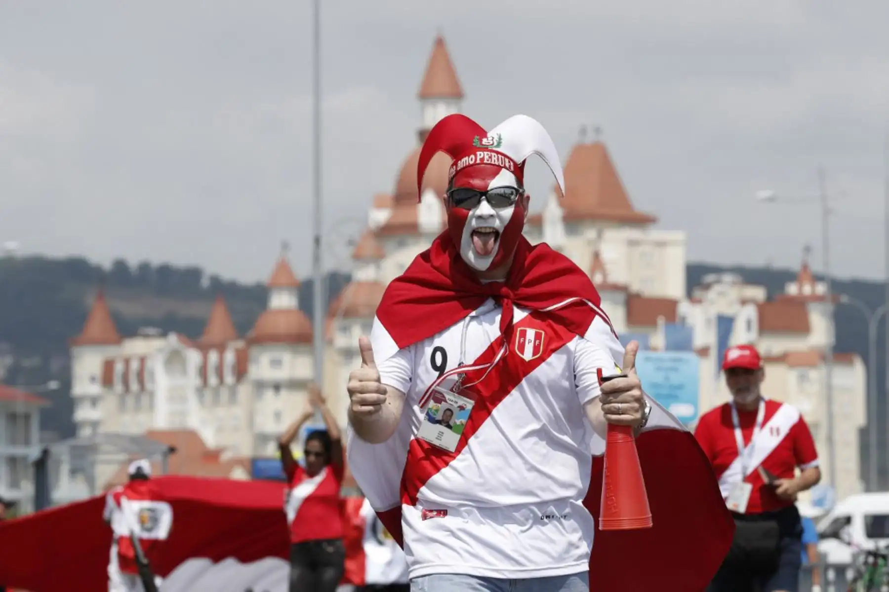 Un fanático de Perú posa fuera del estadio antes del partido de fútbol del Grupo C de la Copa Mundial de Rusia 2018 entre Australia y Perú en el Estadio Fisht en Sochi el 26 de junio de 2018. Foto: AFP