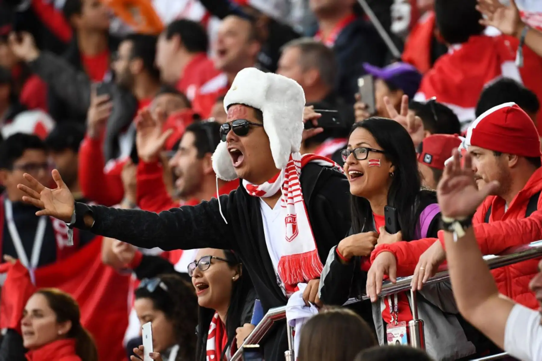 Los fanáticos de Perú aplauden antes del partido de fútbol del Grupo C de la Copa Mundial de Rusia 2018 entre Francia y Perú en el Ekaterinburg Arena en Ekaterinburg el 21 de junio de 2018. Foto: AFP