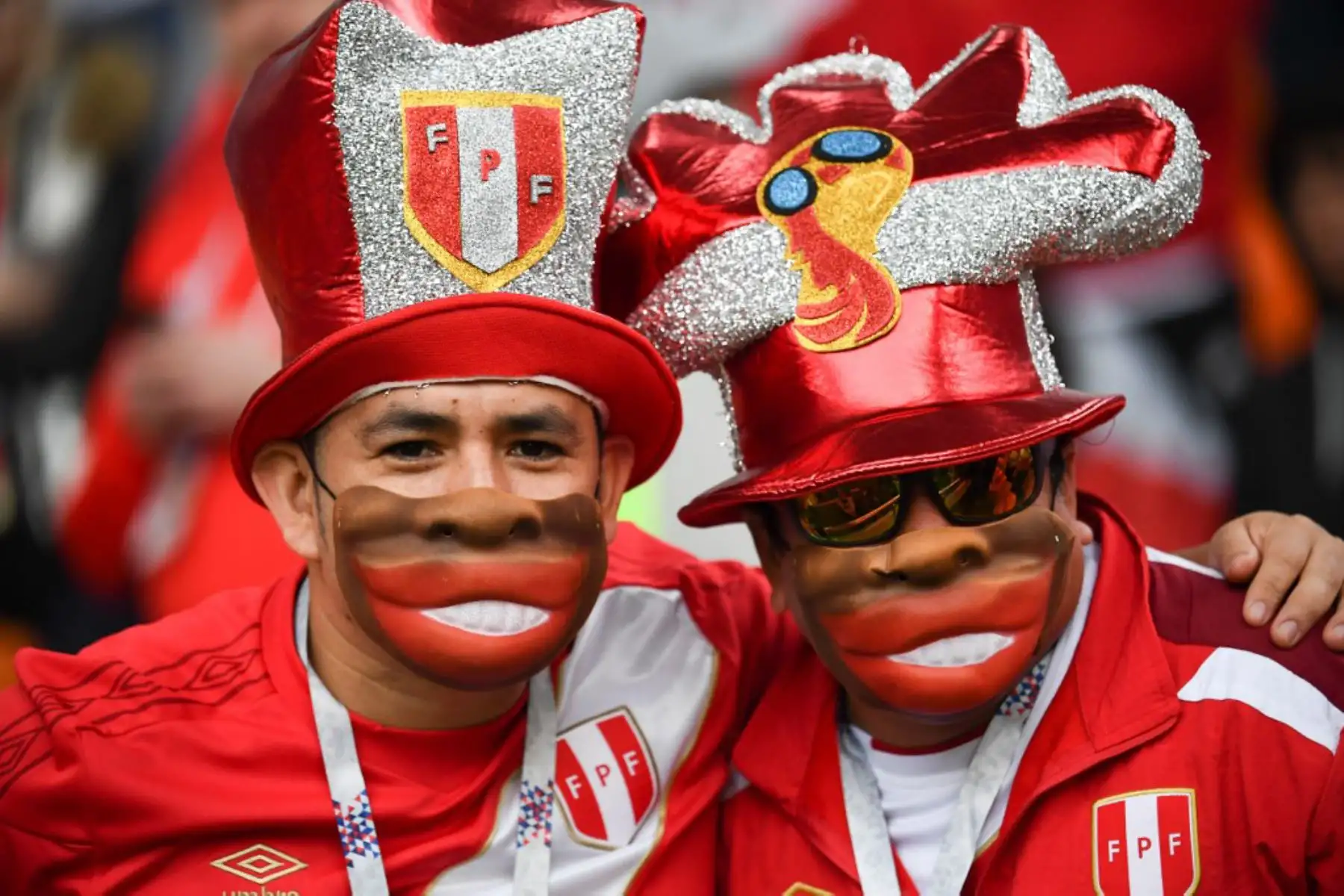 Los fanáticos de Perú aplauden antes del partido de fútbol del Grupo C de la Copa Mundial de Rusia 2018 entre Francia y Perú en el Ekaterinburg Arena en Ekaterinburg el 21 de junio de 2018. Foto: AFP