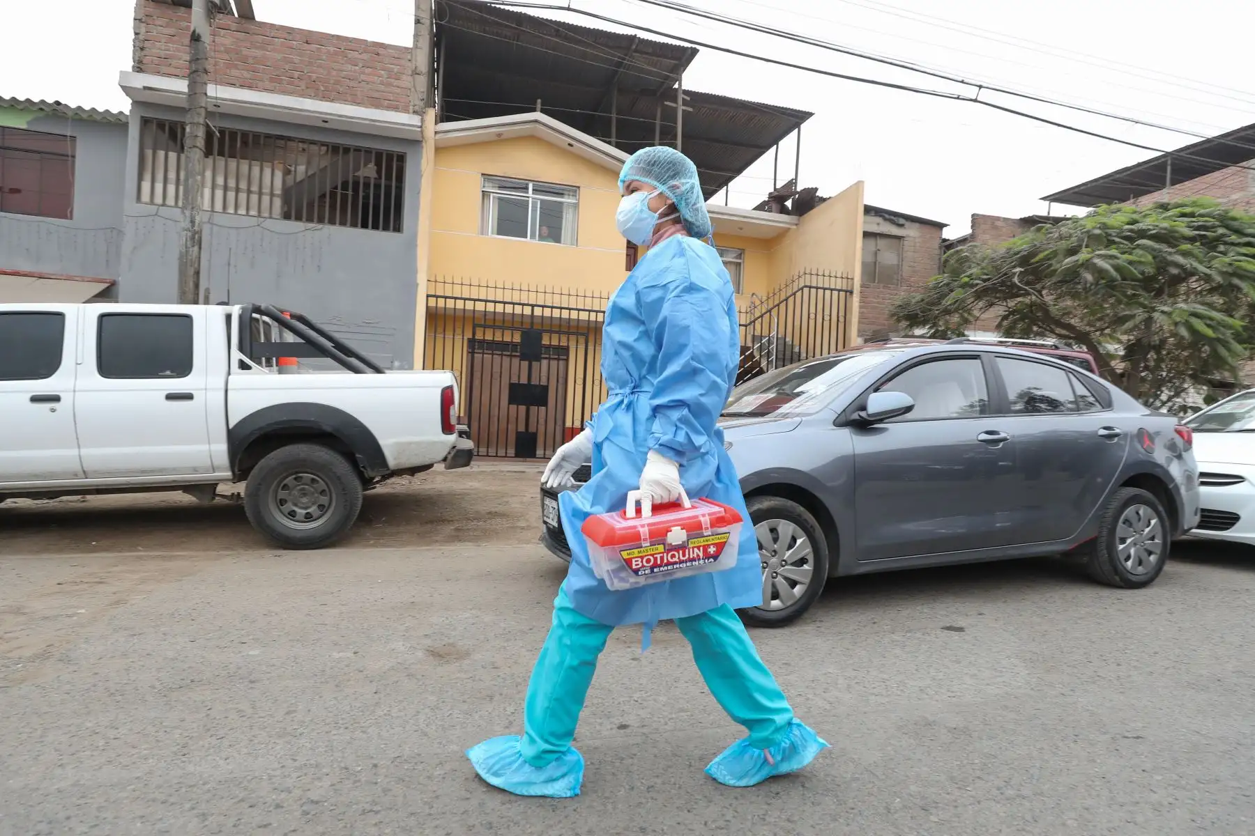 Ministro de Defensa, Walter Martos y el alcalde de Villa María del Triunfo supervisan la operación TAYTA en los AA.HH. Mariano Melgar y Micaela Bastidas, donde se realizarán pruebas de covid -19 a personas vulnerables y se entregará medicamentos para el tratamiento temprano.
Foto: MINDEF