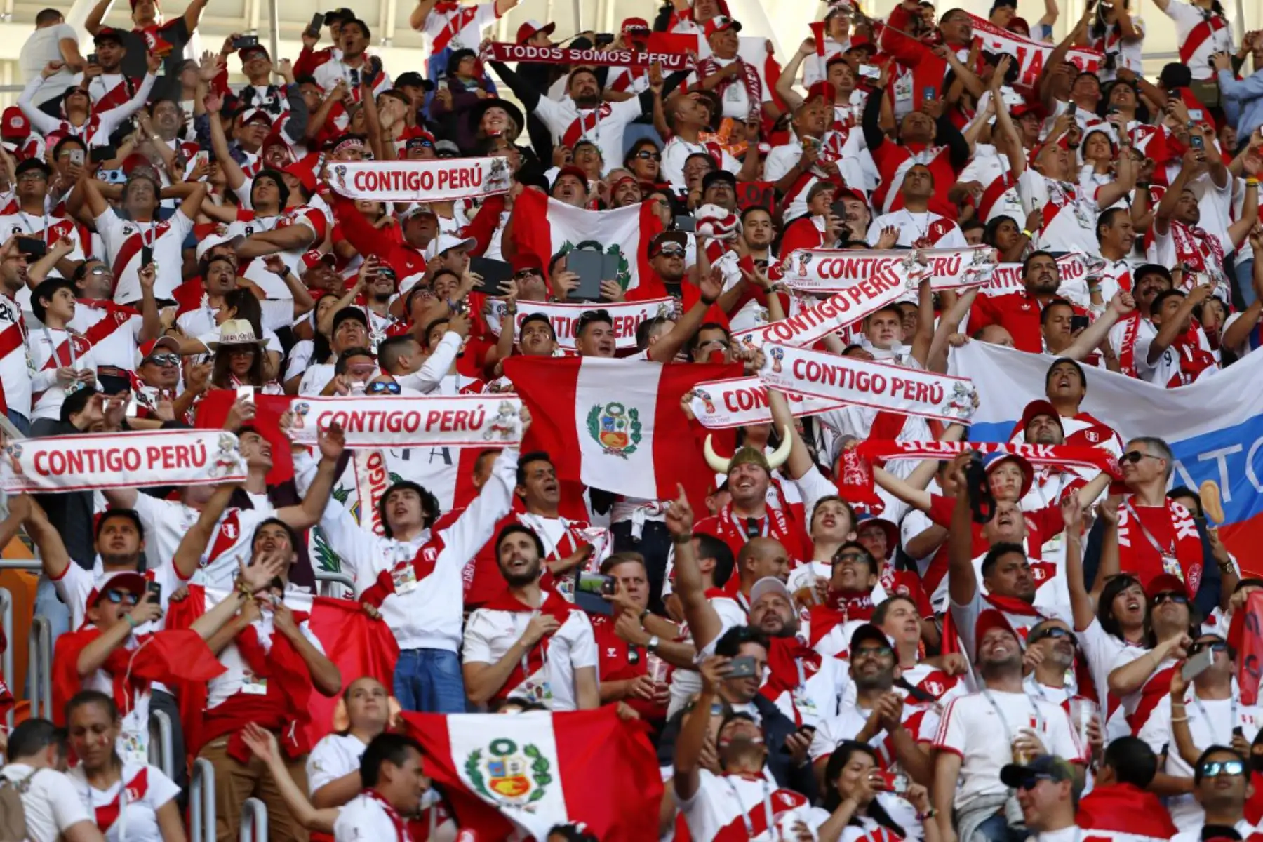 Los fanáticos de Perú aplauden antes del partido de fútbol del Grupo C de la Copa Mundial de Rusia 2018 entre Perú y Dinamarca en el Mordovia Arena en Saransk el 16 de junio de 2018. Foto: AFP
