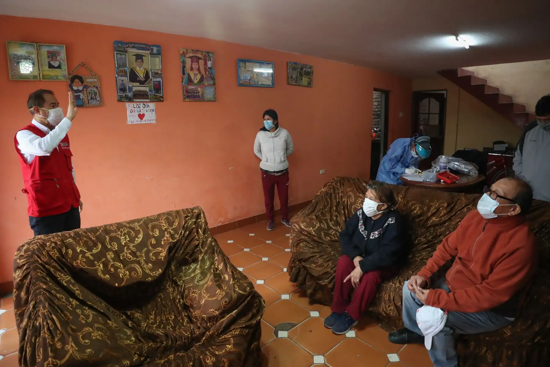 Ministro de Defensa, Walter Martos y el alcalde de Villa María del Triunfo supervisan la operación TAYTA en los AA.HH. Mariano Melgar y Micaela Bastidas, donde se realizarán pruebas de covid -19 a personas vulnerables y se entregará medicamentos para el tratamiento temprano.
Foto: MINDEF