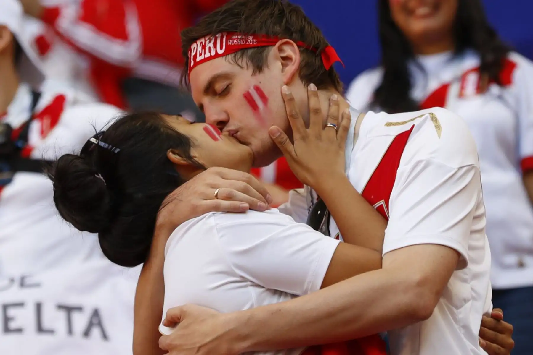 Los fanáticos de Perú se besan antes del partido de fútbol del Grupo C de la Copa Mundial de Rusia 2018 entre Perú y Dinamarca en el Mordovia Arena en Saransk el 16 de junio de 2018. Foto: AFP