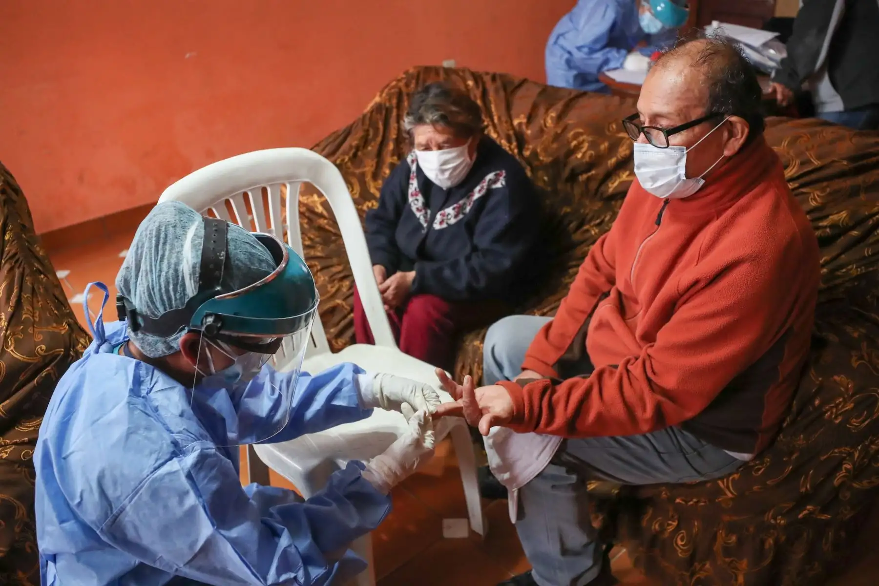 Ministro de Defensa, Walter Martos y el alcalde de Villa María del Triunfo supervisan la operación TAYTA en los AA.HH. Mariano Melgar y Micaela Bastidas, donde se realizarán pruebas de covid -19 a personas vulnerables y se entregará medicamentos para el tratamiento temprano.
Foto: MINDEF