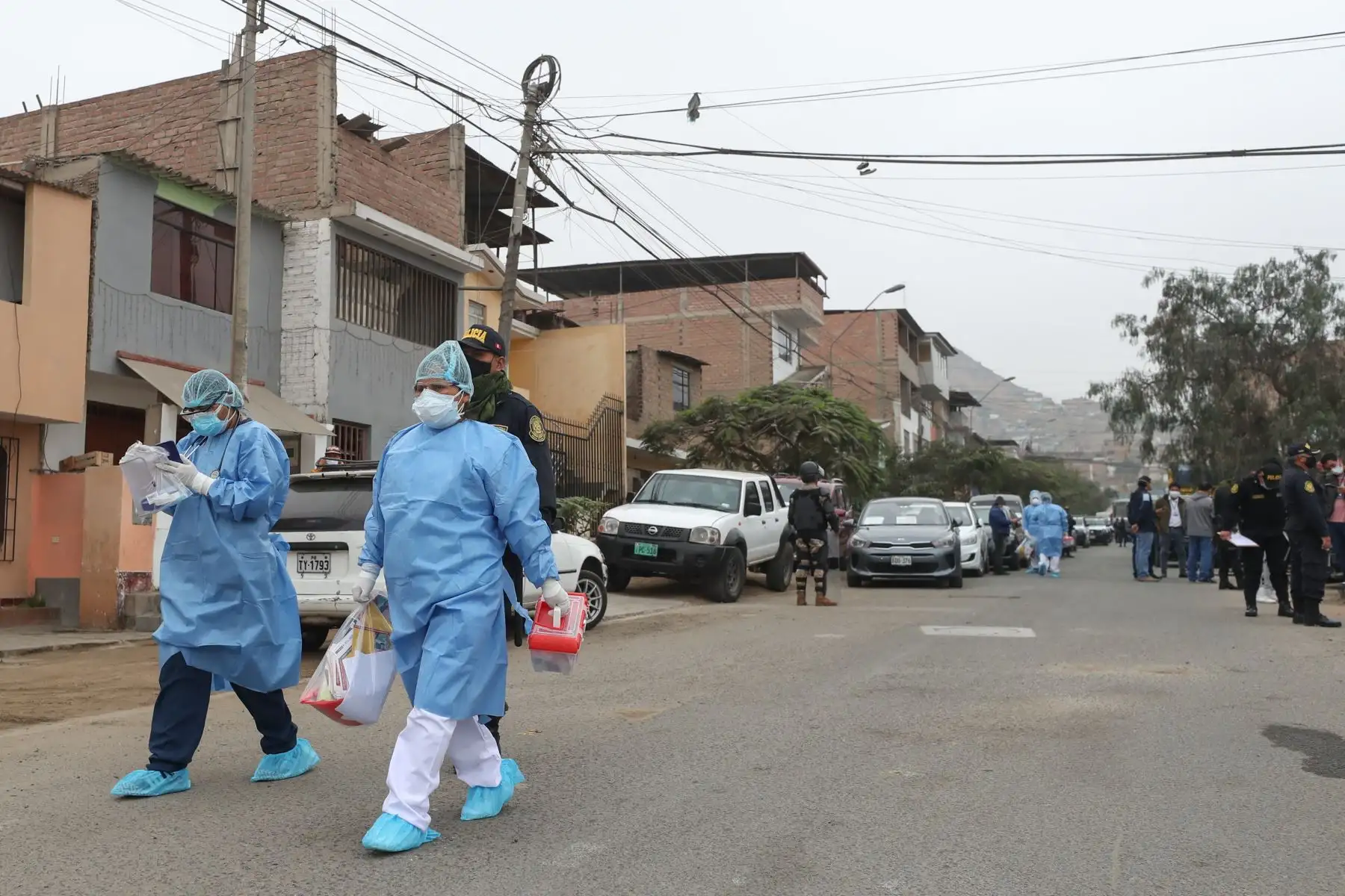 Ministro de Defensa, Walter Martos y el alcalde de Villa María del Triunfo supervisan la operación TAYTA en los AA.HH. Mariano Melgar y Micaela Bastidas, donde se realizarán pruebas de covid -19 a personas vulnerables y se entregará medicamentos para el tratamiento temprano.
Foto: MINDEF