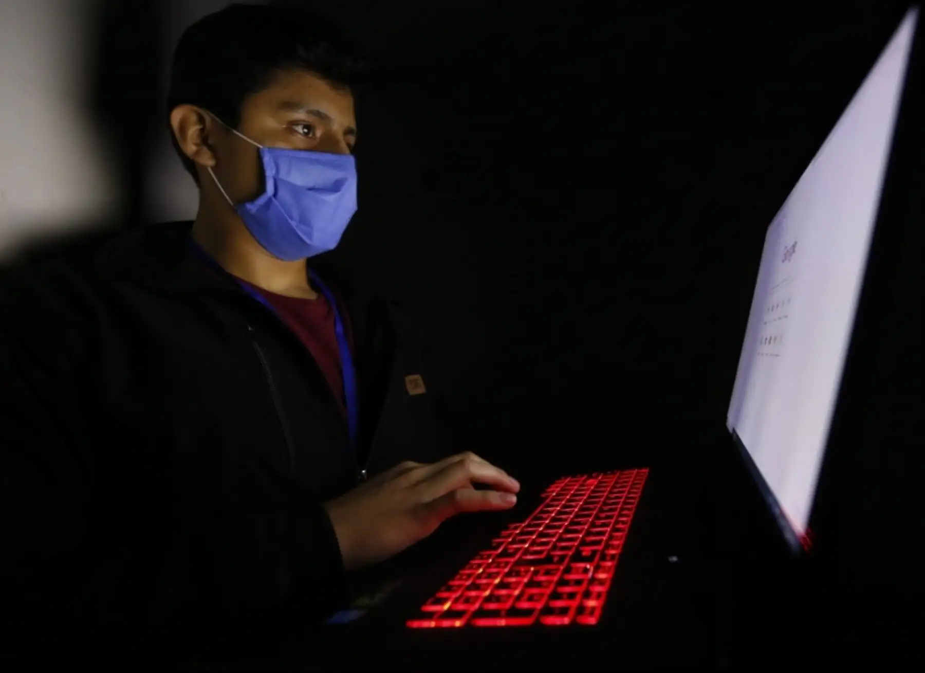 Sisol Salud advierte que uso excesivo de aparatos tecnológicos pueden generar daños en la piel. Foto: Sisol Salud