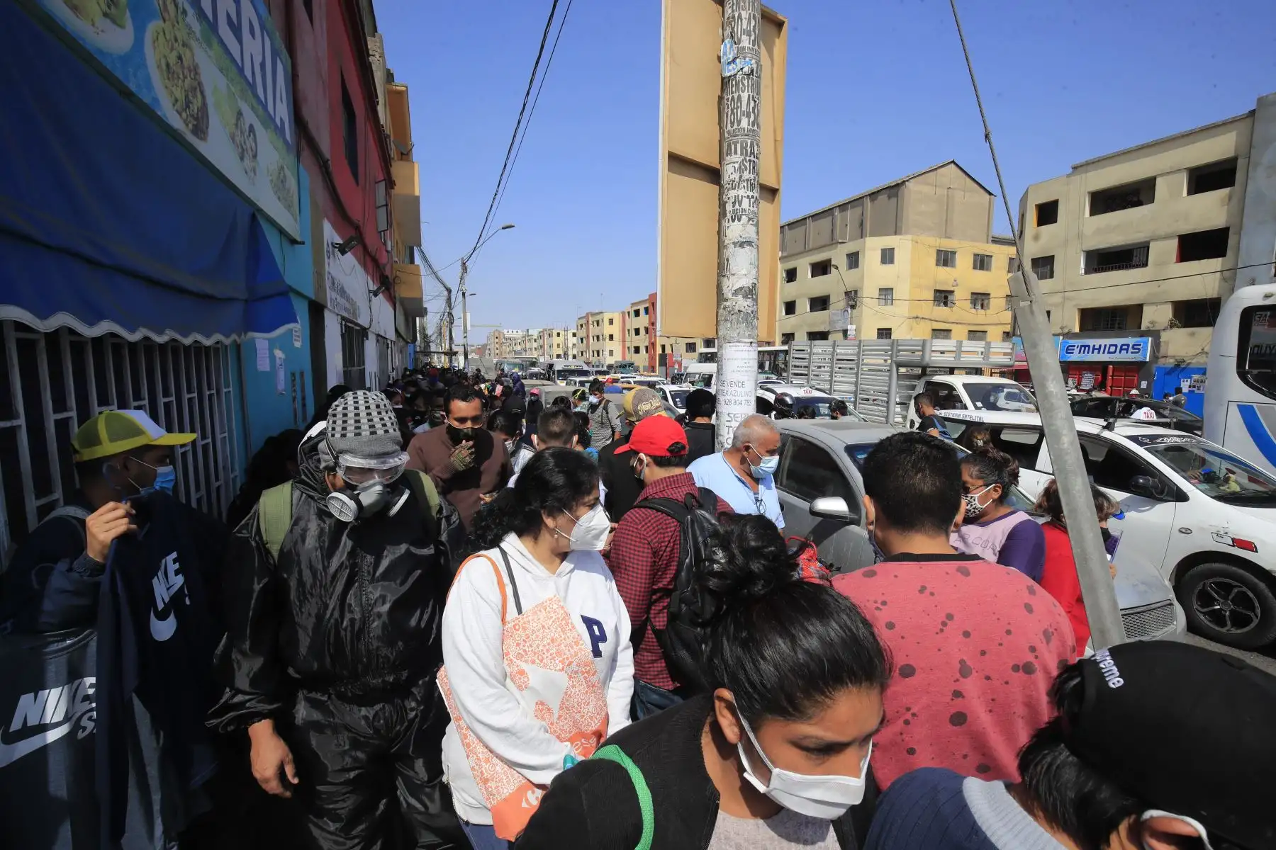Alrededores del emporio comercial de Gamarra luce lleno de ambulantes que no pueden ingresar debido a las restricciones municipales.

Foto: ANDINA / Juan Carlos Guzmán Negrini