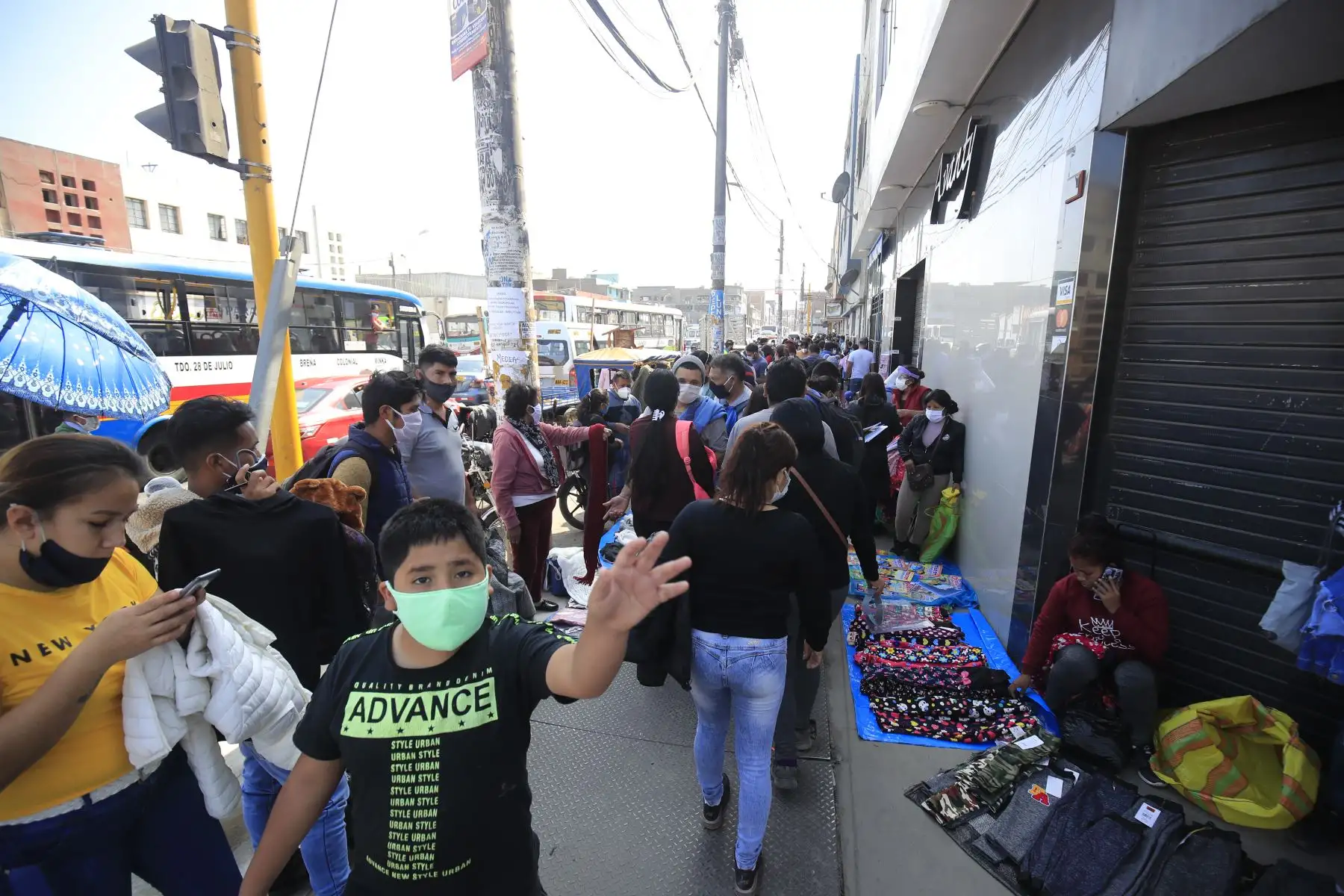 Alrededores del emporio comercial de Gamarra luce lleno de ambulantes que no pueden ingresar debido a las restricciones municipales.

Foto: ANDINA / Juan Carlos Guzmán Negrini