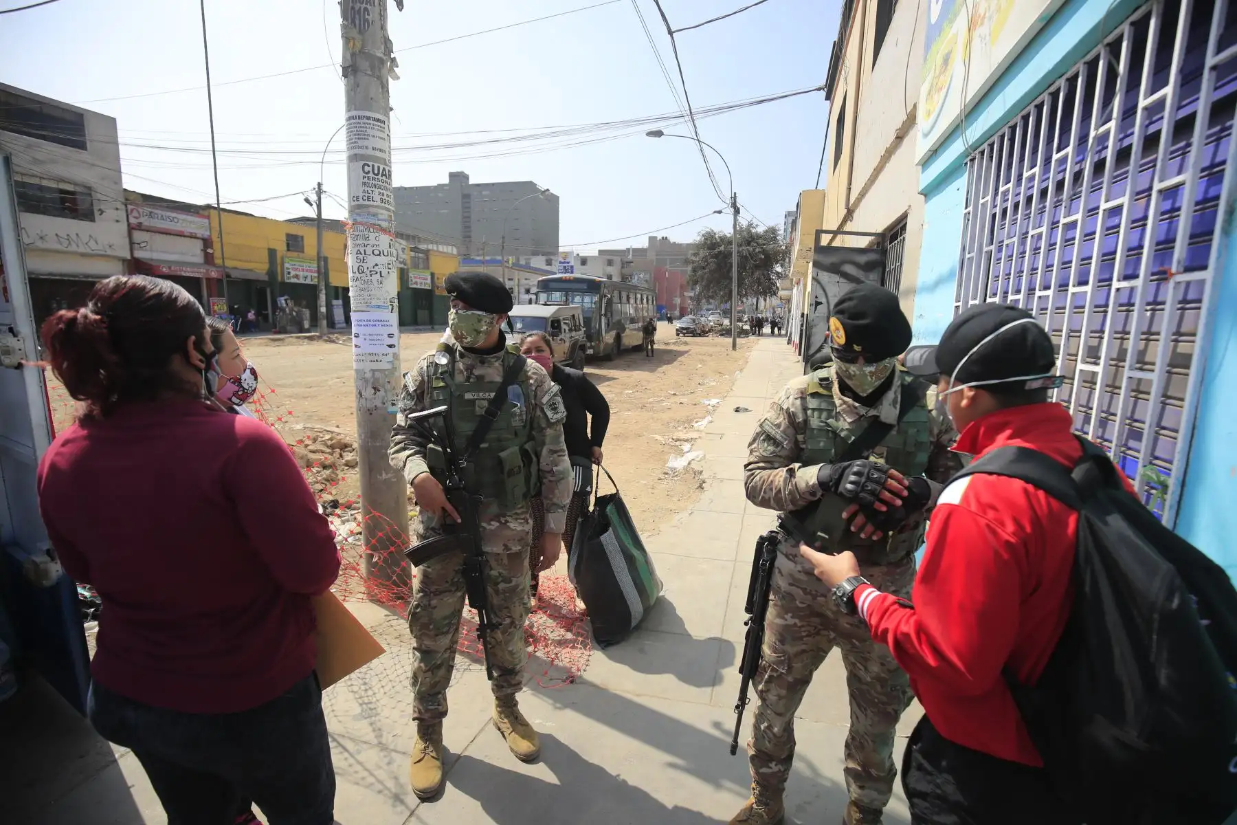 Gran despliegue militar, policial y municipal en el emporio comercial de Gamarra. Debido a las restricciones decretadas por el gobierno, las actividades comerciales han sido suspendidas hasta que los protocolos de seguridad estén implementados en su totalidad. 

Foto: ANDINA / Juan Carlos Guzmán Negrini