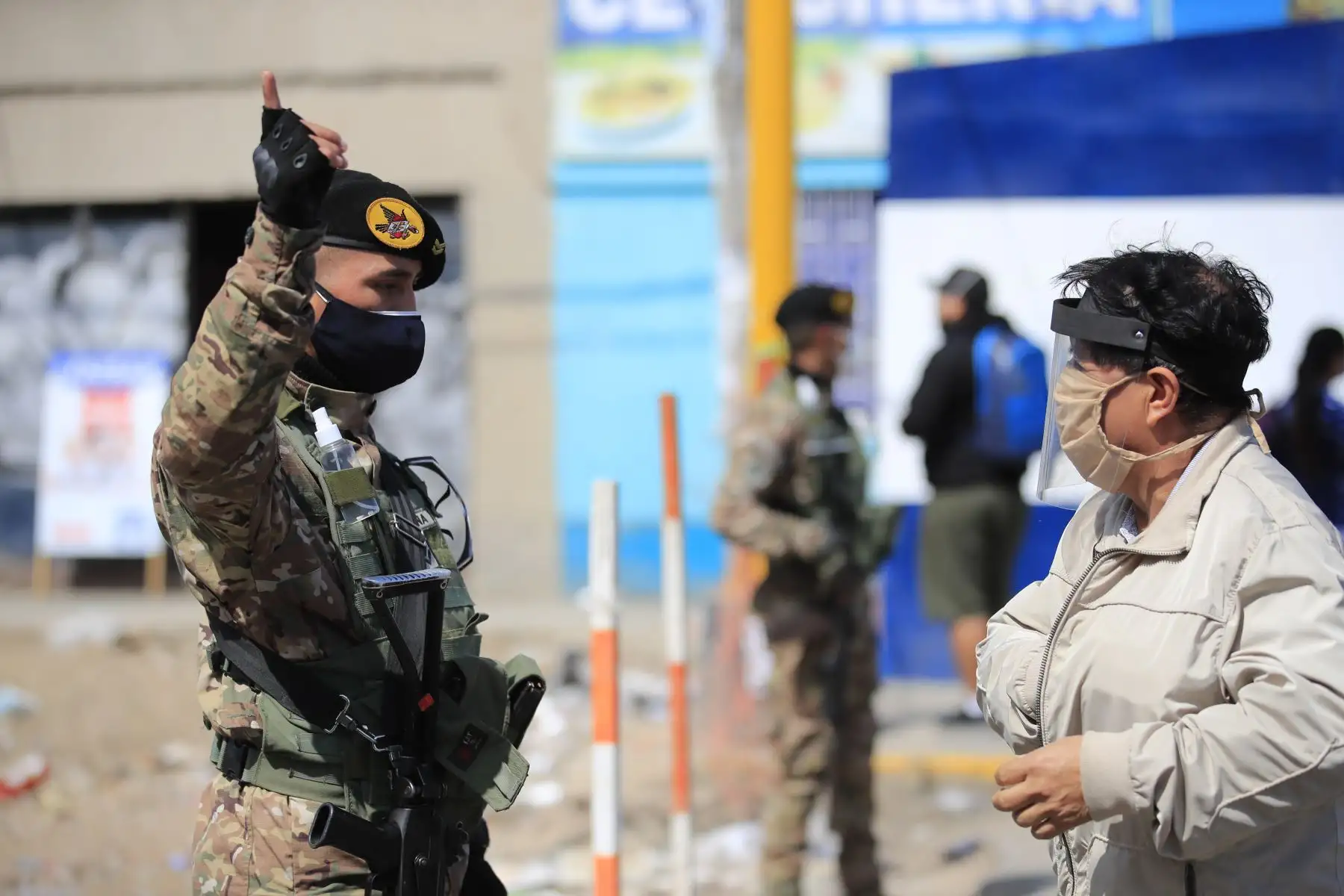 Gran despliegue militar, policial y municipal en el emporio comercial de Gamarra. Debido a las restricciones decretadas por el gobierno, las actividades comerciales han sido suspendidas hasta que los protocolos de seguridad estén implementados en su totalidad. 

Foto: ANDINA / Juan Carlos Guzmán Negrini