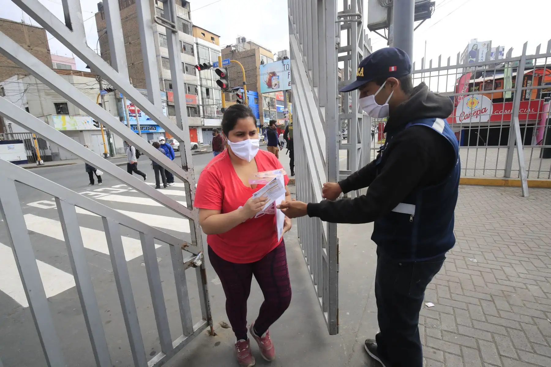 Gran despliegue militar, policial y municipal en el emporio comercial de Gamarra. Debido a las restricciones decretadas por el gobierno, las actividades comerciales han sido suspendidas hasta que los protocolos de seguridad estén implementados en su totalidad. 

Foto: ANDINA / Juan Carlos Guzmán Negrini