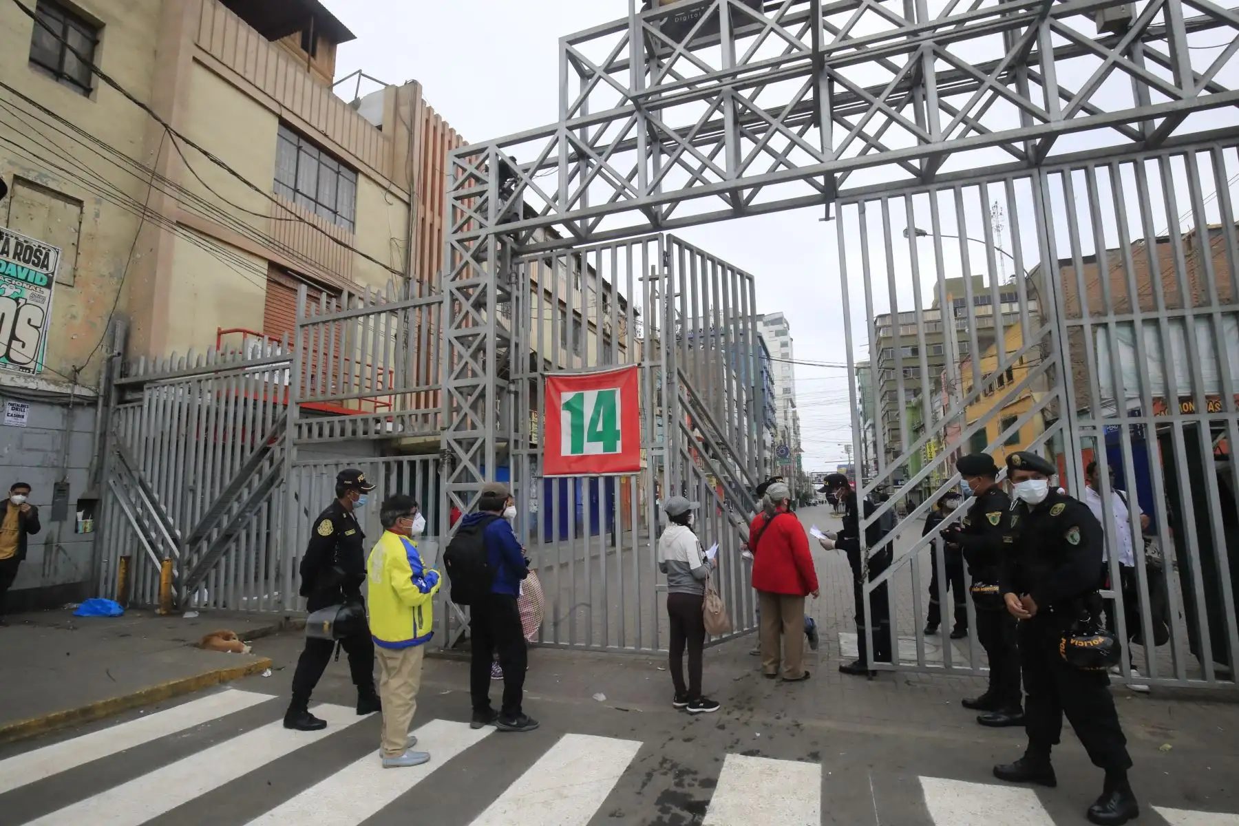 Gran despliegue militar, policial y municipal en el emporio comercial de Gamarra. Debido a las restricciones decretadas por el gobierno, las actividades comerciales han sido suspendidas hasta que los protocolos de seguridad estén implementados en su totalidad. 

Foto: ANDINA / Juan Carlos Guzmán Negrini