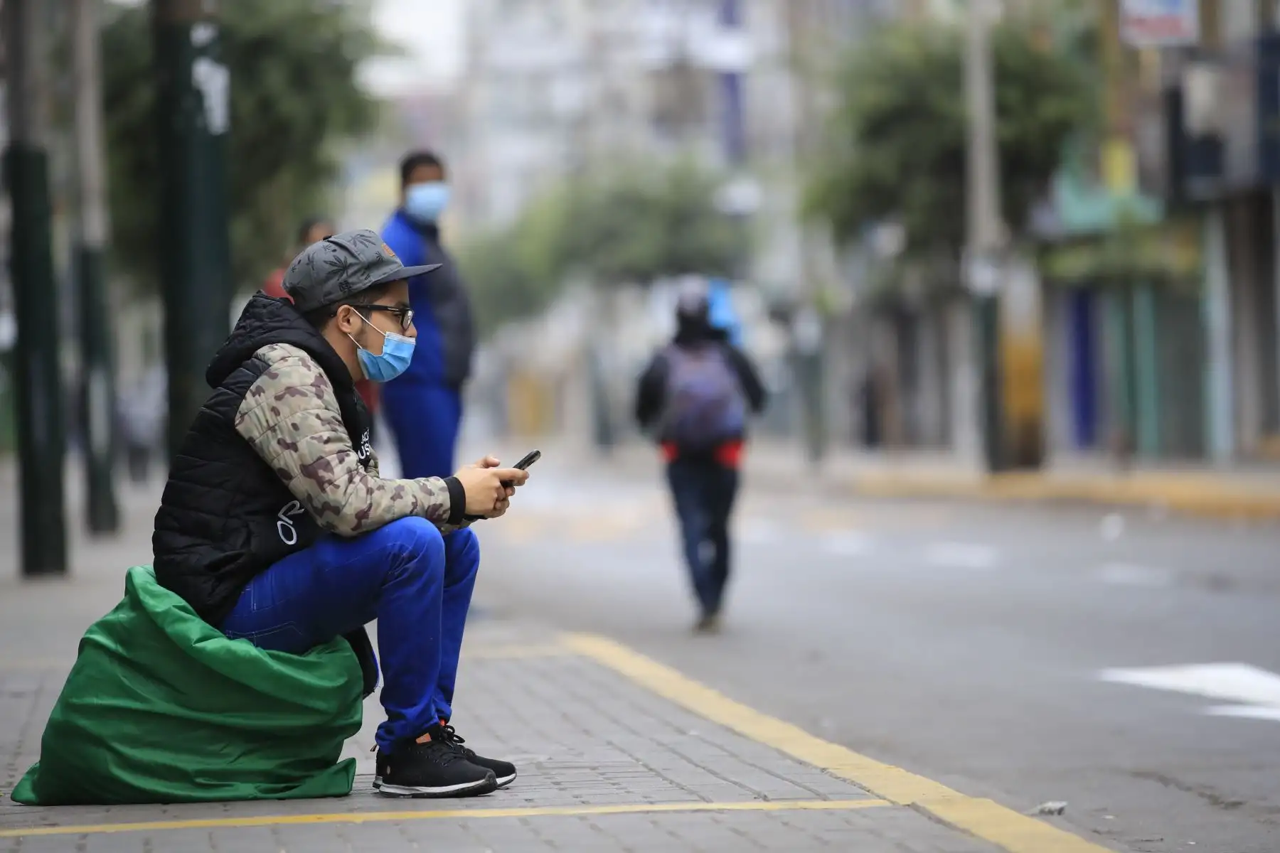 Trabajador de Gamarra espera sentado la apertura de una de las galerías donde labora en el emporio comercial de Gamarra. Debido a las restricciones decretadas por el gobierno, las actividades comerciales han sido suspendidas hasta que los protocolos de seguridad estén implementados en su totalidad. 

Foto: ANDINA / Juan Carlos Guzmán Negrini
