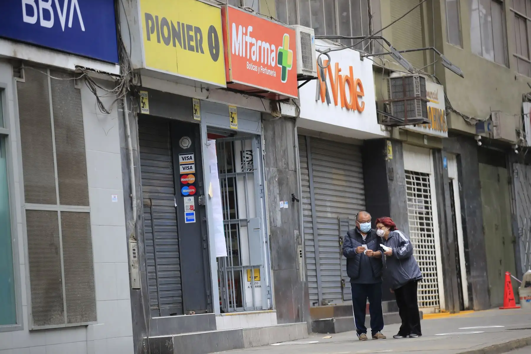 Una pareja de adultos mayores transitan por el emporio comercial de Gamarra. Debido a las restricciones decretadas por el gobierno, las actividades comerciales han sido suspendidas hasta que los protocolos de seguridad estén implementados en su totalidad. 

Foto: ANDINA / Juan Carlos Guzmán Negrini