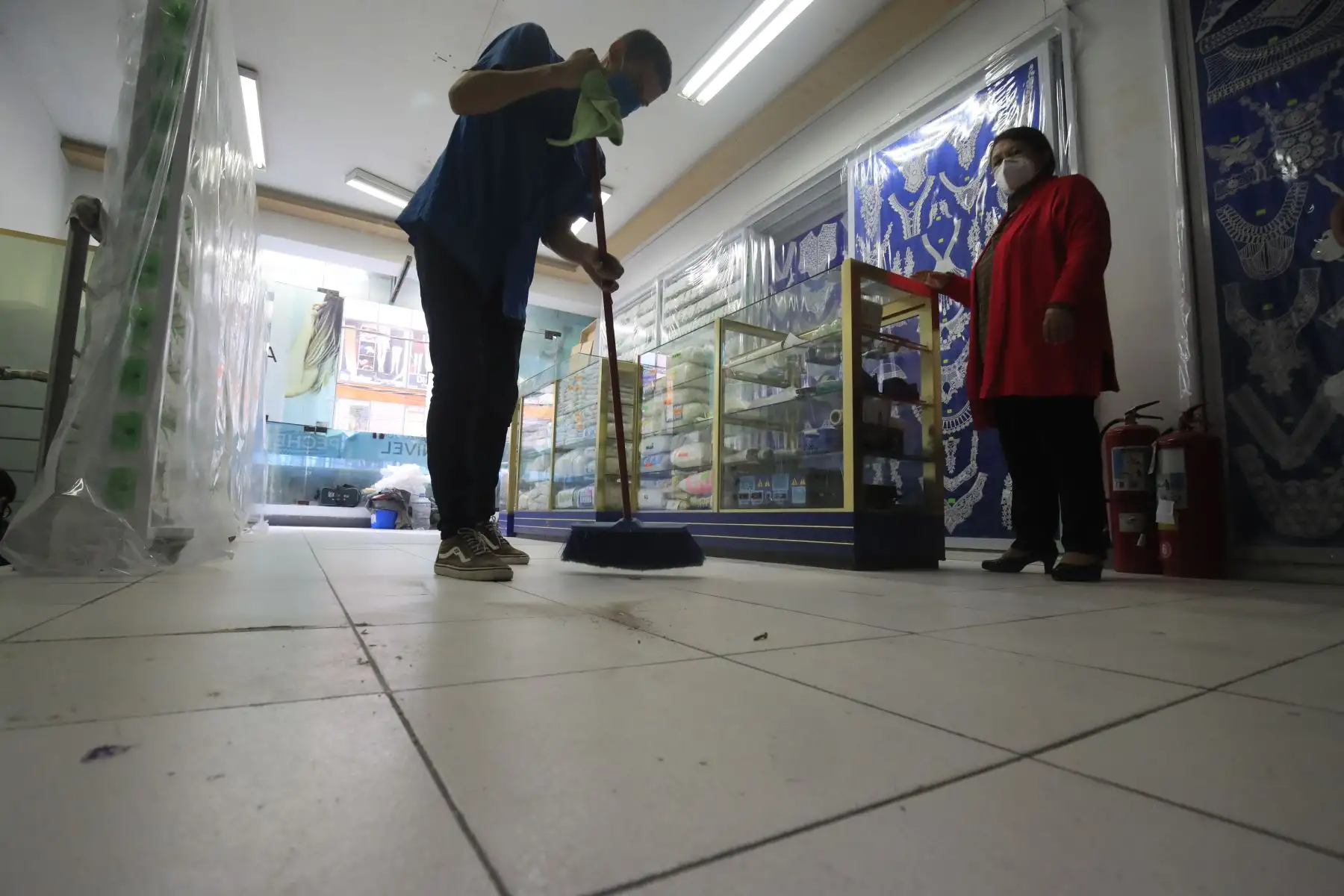 Comerciantes de Gamarra van poco a poco implementando los requisitos y protocolos de seguridad solicitados por el gobierno.

Foto: ANDINA / Juan Carlos Guzmán Negrini