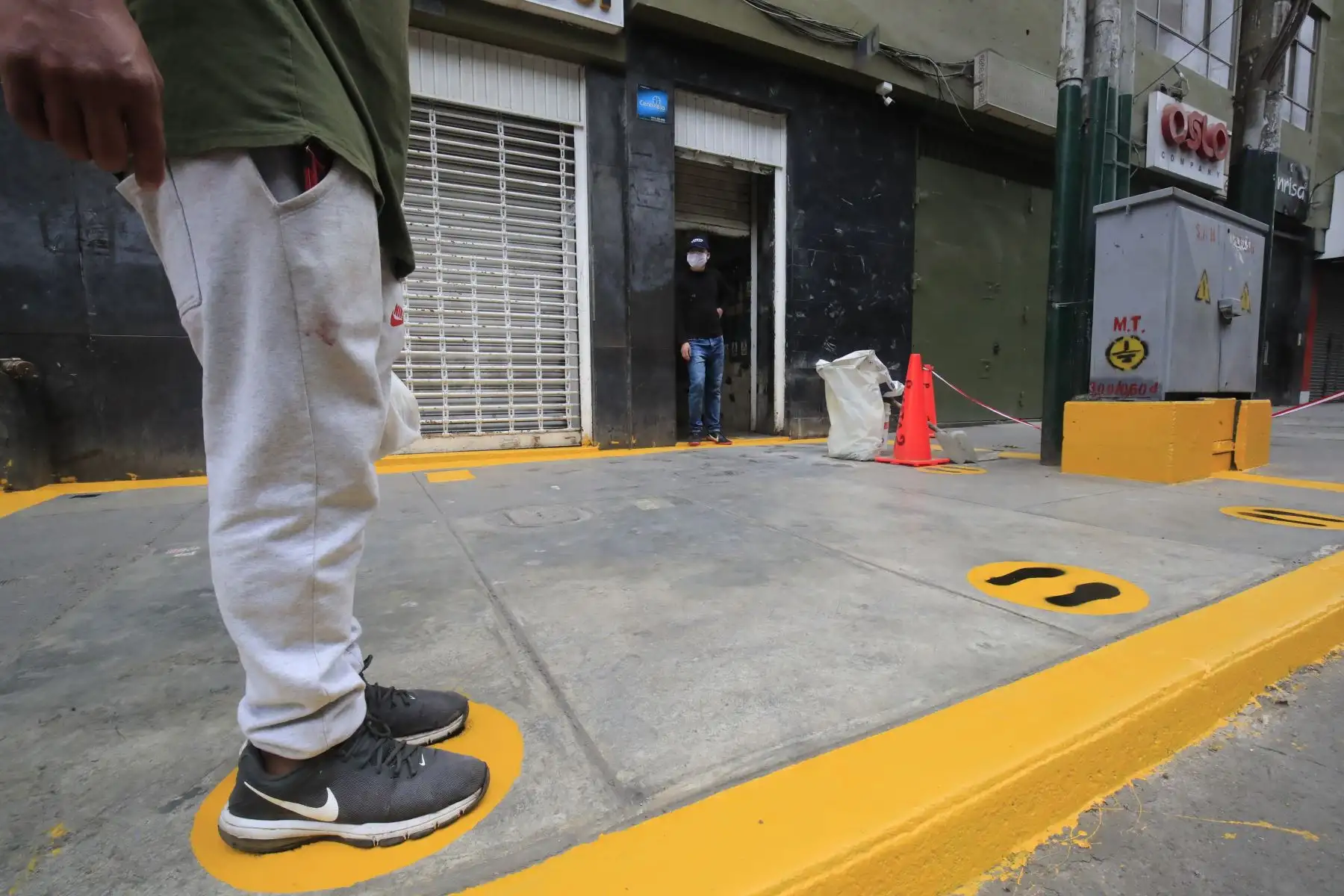 Comerciante de Gamarra se posa sobre uno de los círculos amarillos pintados en el suelo para mantener la distancia social solicitados por el gobierno.

Foto: ANDINA / Juan Carlos Guzmán Negrini