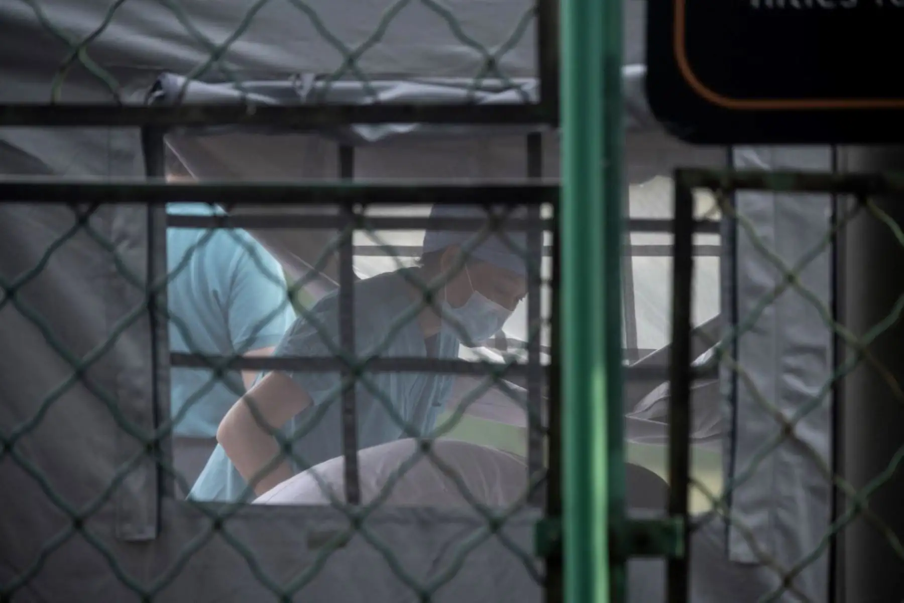 Los trabajadores médicos que usan traje de protección son vistos en el centro deportivo de Dongdan para recoger pruebas de hisopos para detectar el nuevo coronavirus COVID-19 en Beijing.
Foto: AFP