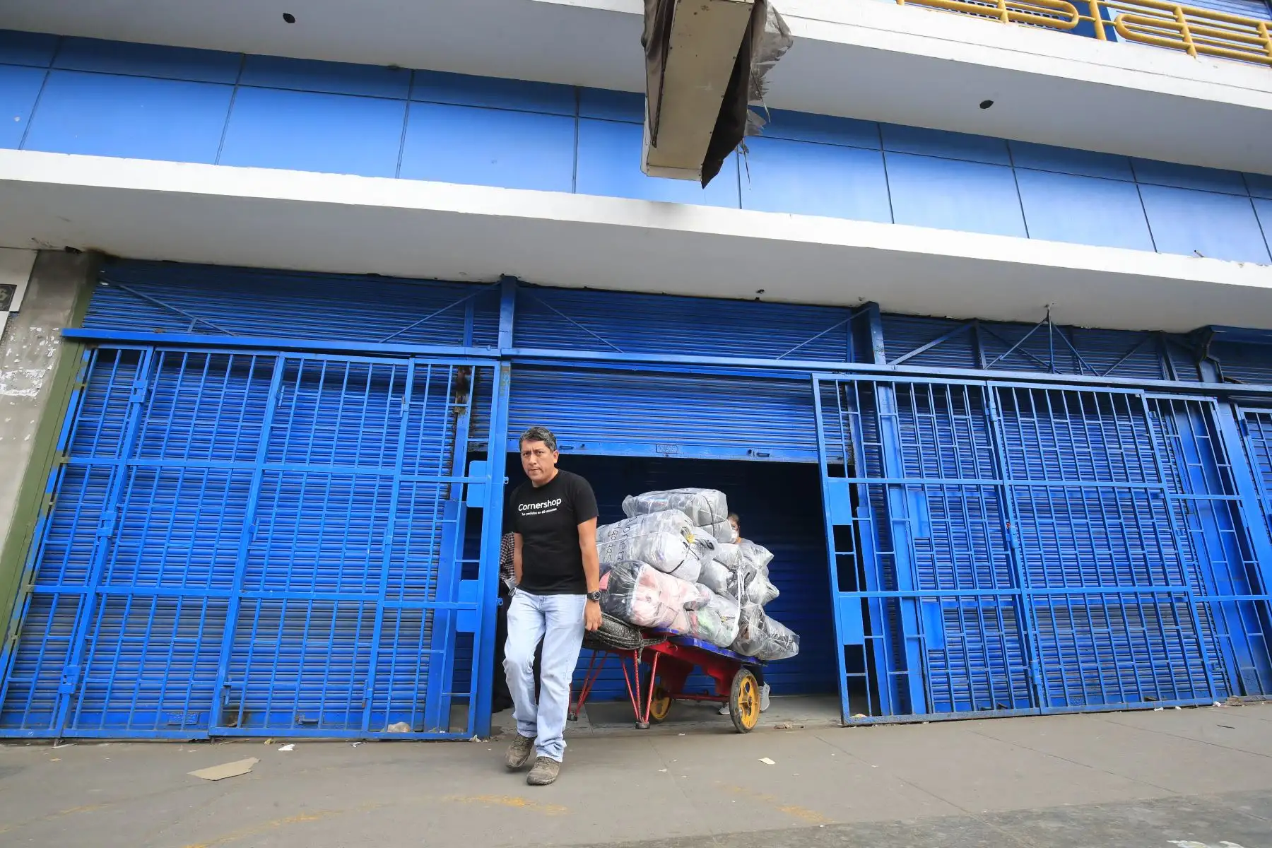 Comerciante saca sus productos de una de las muchas galerías que se encuentran cerradas en el emporio comercial de Gamarra. Debido a las restricciones decretadas por el gobierno, las actividades comerciales han sido suspendidas hasta que los protocolos de seguridad estén implementados en su totalidad. 

Foto: ANDINA / Juan Carlos Guzmán Negrini