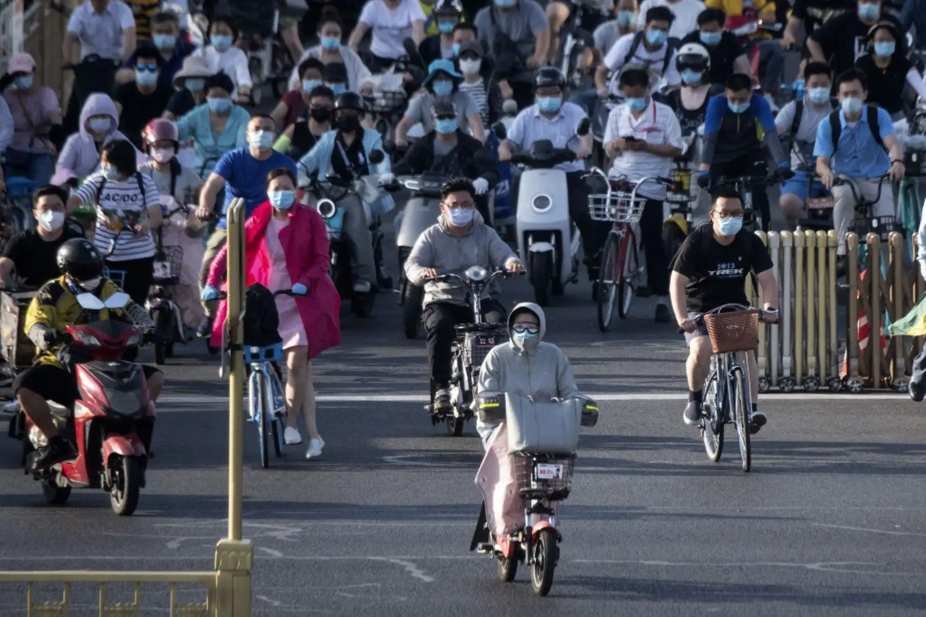 Las personas que usan máscaras faciales conducen sus motocicletas durante las horas pico en Beijing. La situación del coronavirus en la capital de China es "extremadamente grave", advirtió un funcionario de la ciudad.
Foto: AFP
