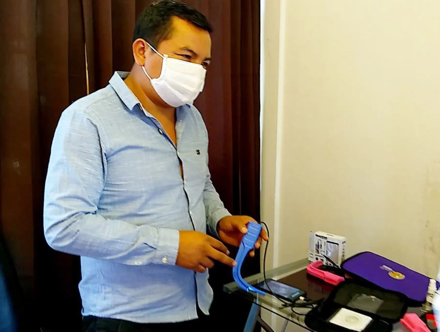 El médico anestesiólogo huancaíno, David Bernabé, creó un videolaringoscopio portátil que evita el contagio de coronavirus. Su invento fue uno de los ganadores del concurso organizado por Indecopi. Foto: Pedro Tinoco