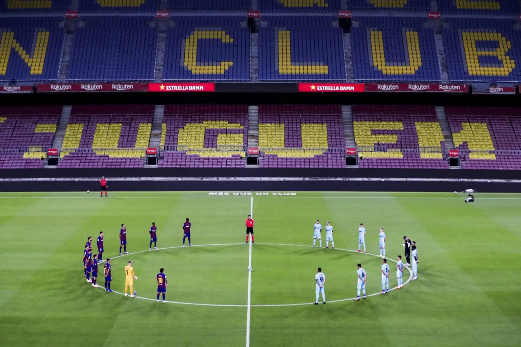 Los jugadores del Barcelona rindieron homenaje a las víctimas del coronavirus