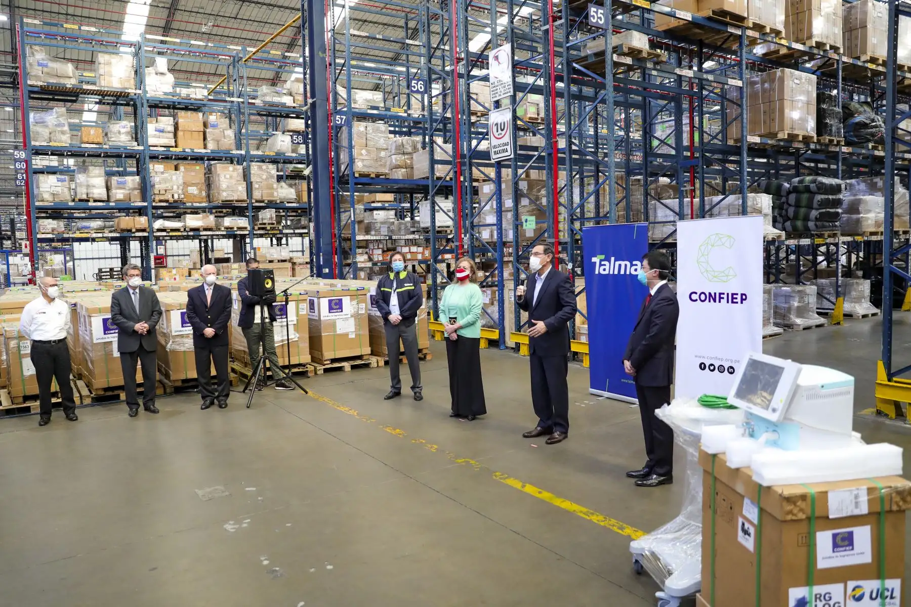 Presidente de la República, Martín Vizcarra, recibe 90 ventiladores mecánicos por parte de la Confiep para la atención de pacientes covid-19. Foto: ANDINA/Prensa Presidencia