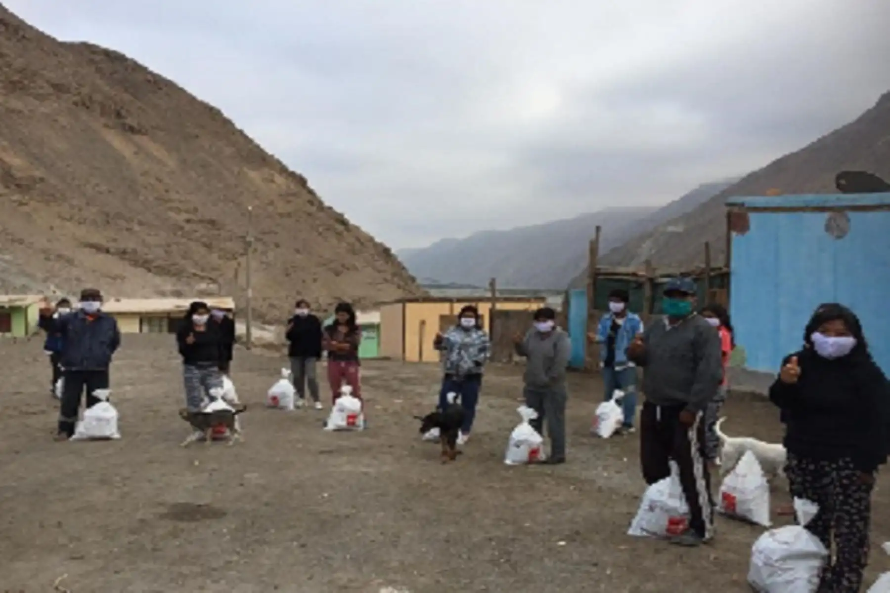 Las canastas fueron distribuidas entre las familias de los distritos de Cocachacra, Deán Valdivia y Punta de Bombón, ubicados en la provincia de Islay.