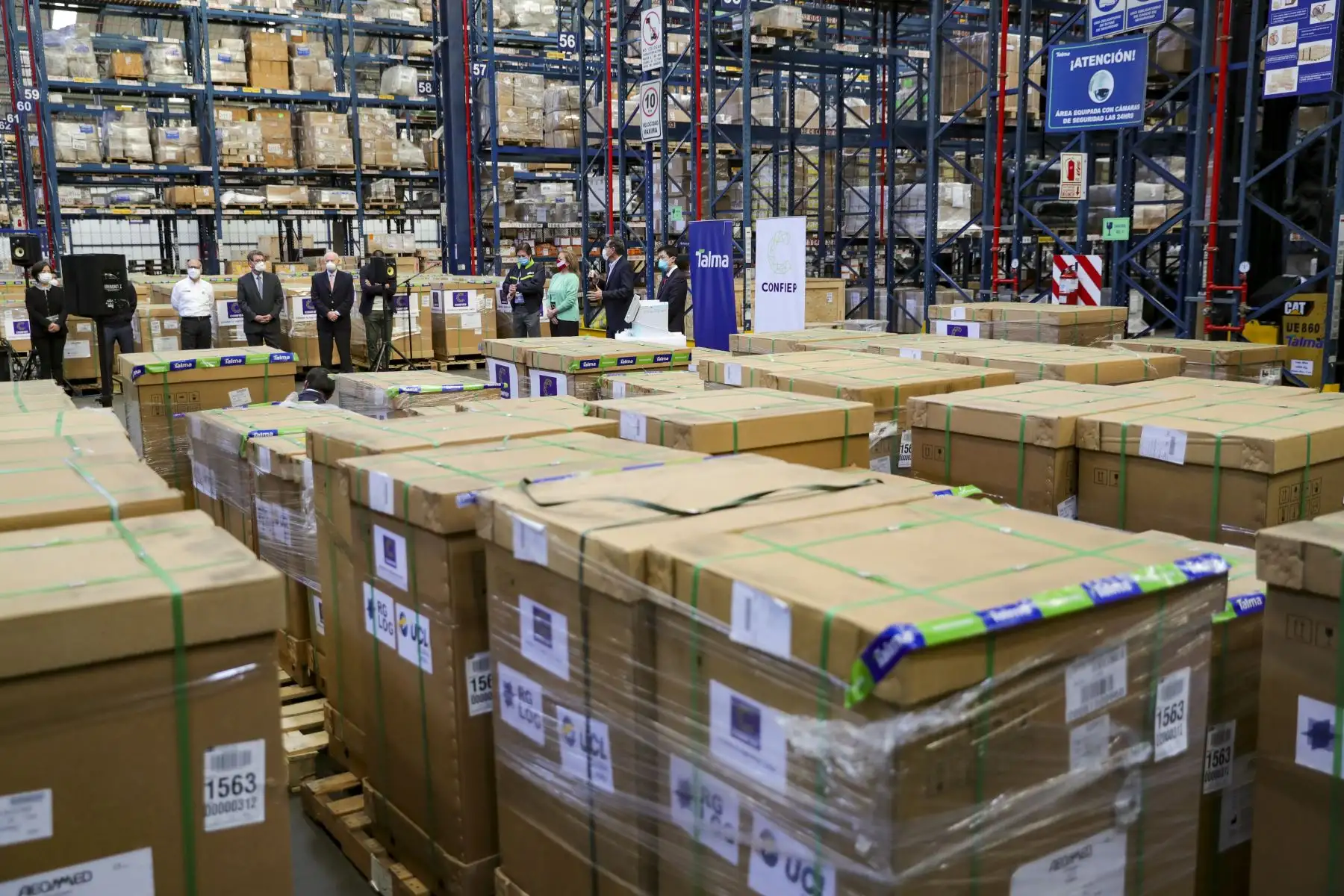 Presidente de la República, Martín Vizcarra, recibe 90 ventiladores mecánicos por parte de la Confiep para la atención de pacientes covid-19. Foto: ANDINA/Prensa Presidencia