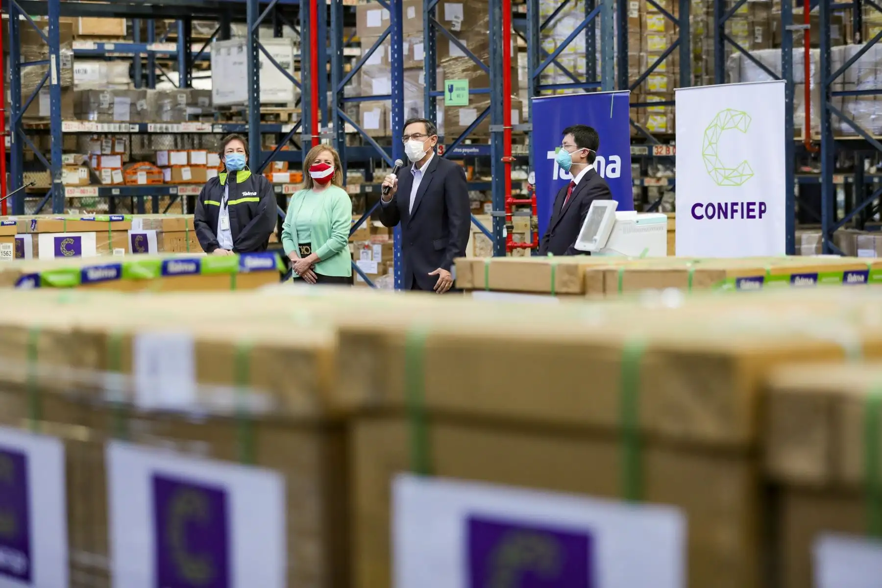 Presidente de la República, Martín Vizcarra, recibe 90 ventiladores mecánicos por parte de la Confiep para la atención de pacientes covid-19. Foto: ANDINA/Prensa Presidencia