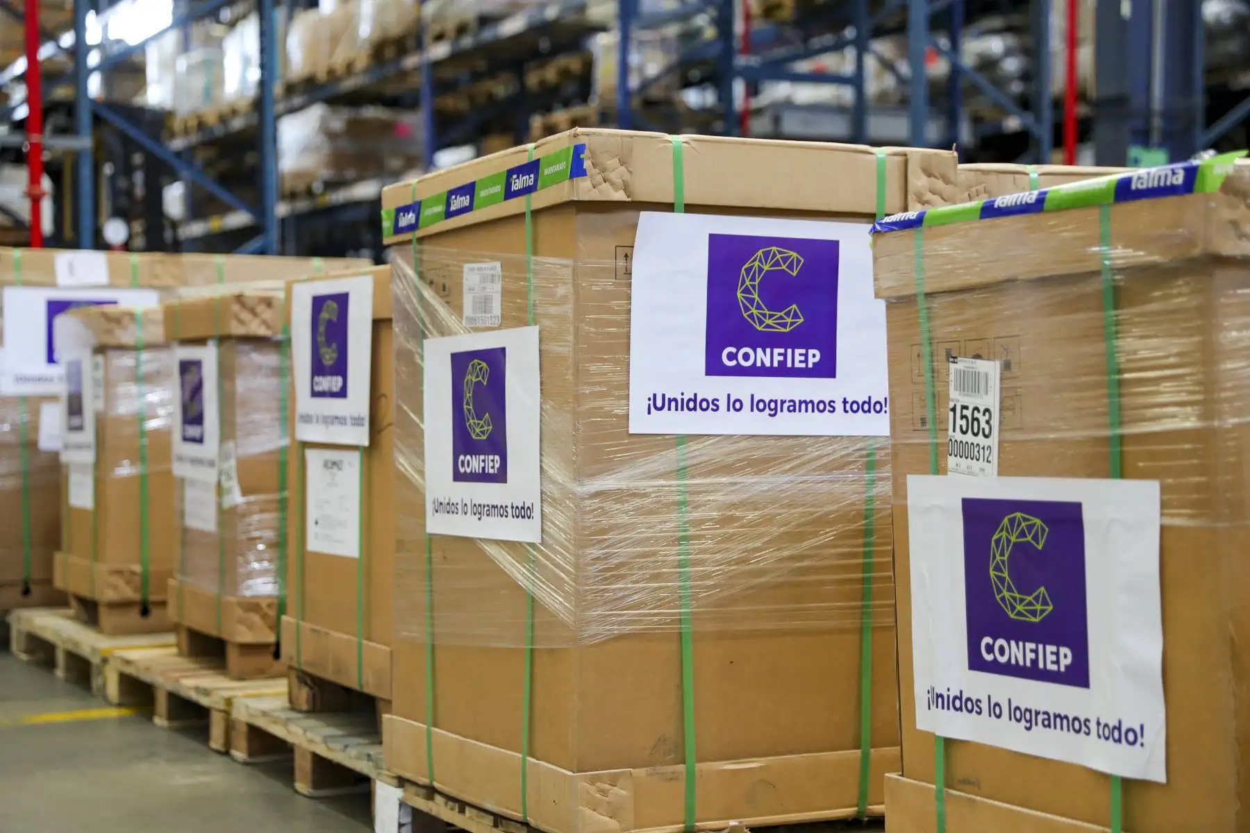 Presidente de la República, Martín Vizcarra, recibe 90 ventiladores mecánicos por parte de la Confiep para la atención de pacientes covid-19. Foto: ANDINA/Prensa Presidencia