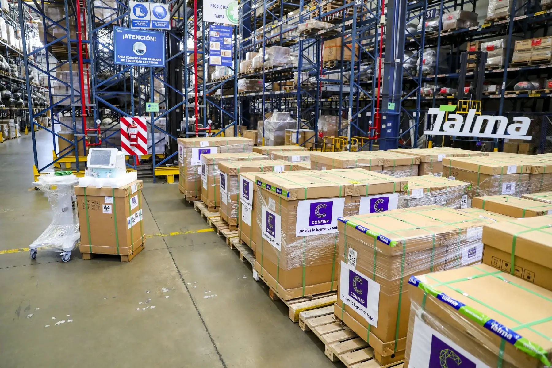 Presidente de la República, Martín Vizcarra, recibe 90 ventiladores mecánicos por parte de la Confiep para la atención de pacientes covid-19. Foto: ANDINA/Prensa Presidencia