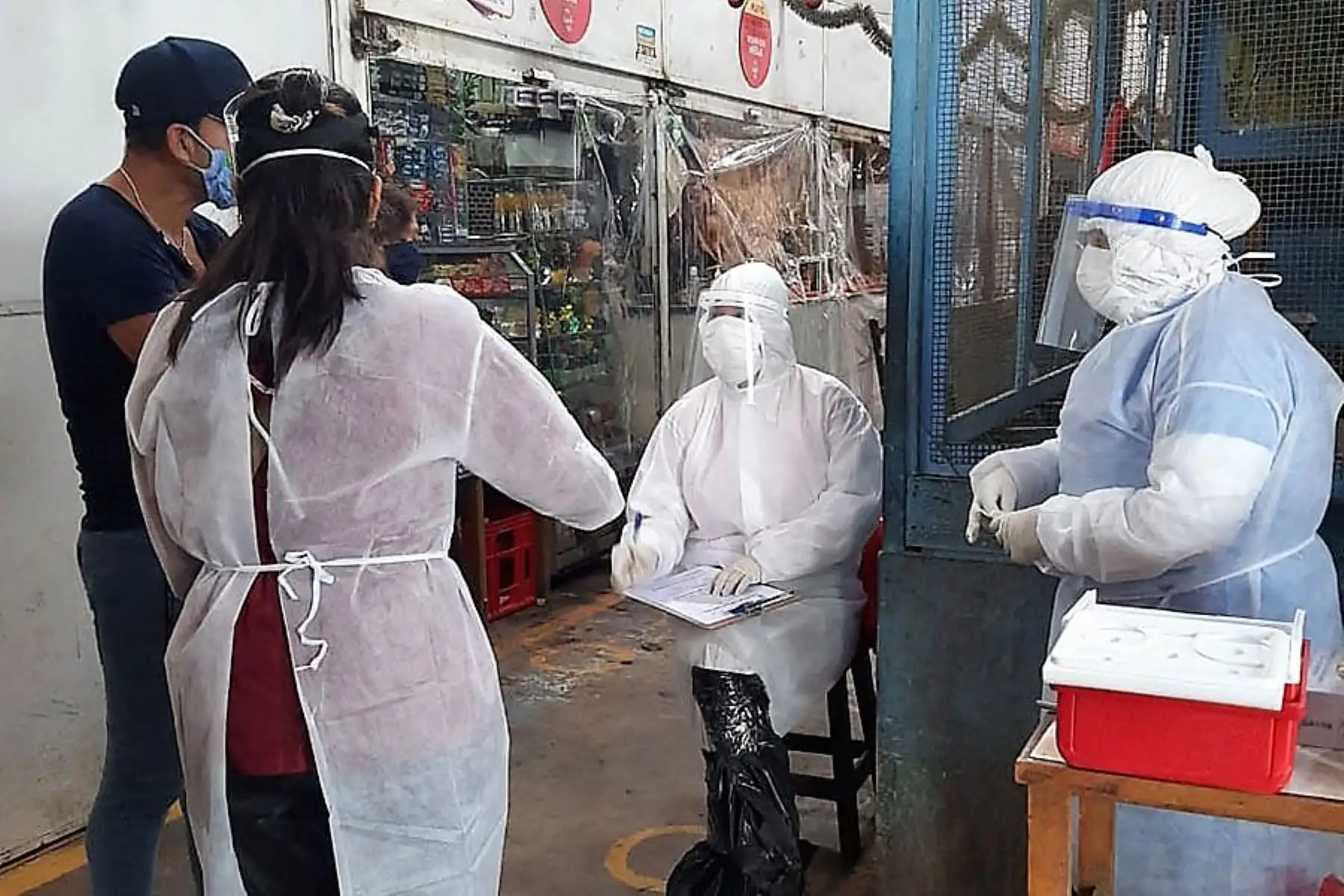 Comerciante de un mercado pasa por un control de covid-19 en el marco de la campaña Reto 7000 de la Diresa Callao.