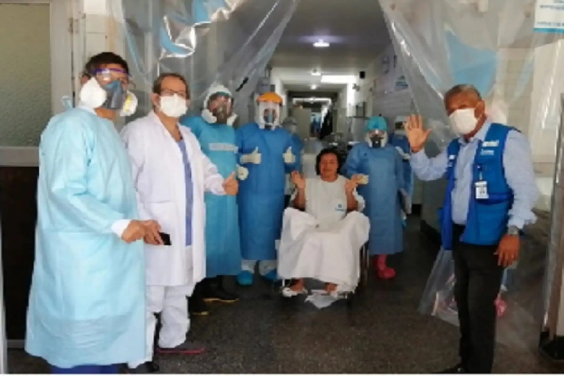 “Gracias a Dios he salido bien y mi hijita también. Agradezco a los doctores de EsSalud por haber salvado mi vida y la de mi bebé”, dijo muy emocionada la docente.