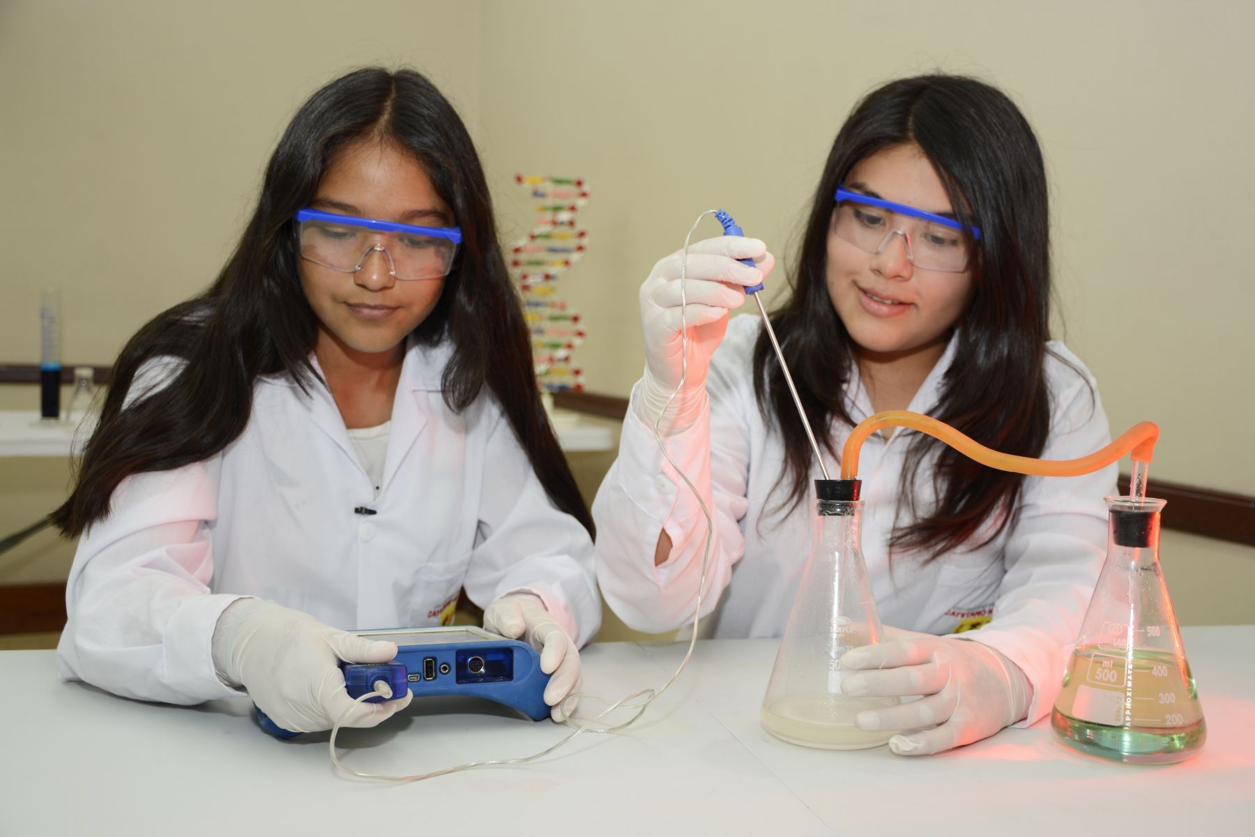 Crean "Beca Mujeres en Ciencia" para estudiantes de quinto de secundaria