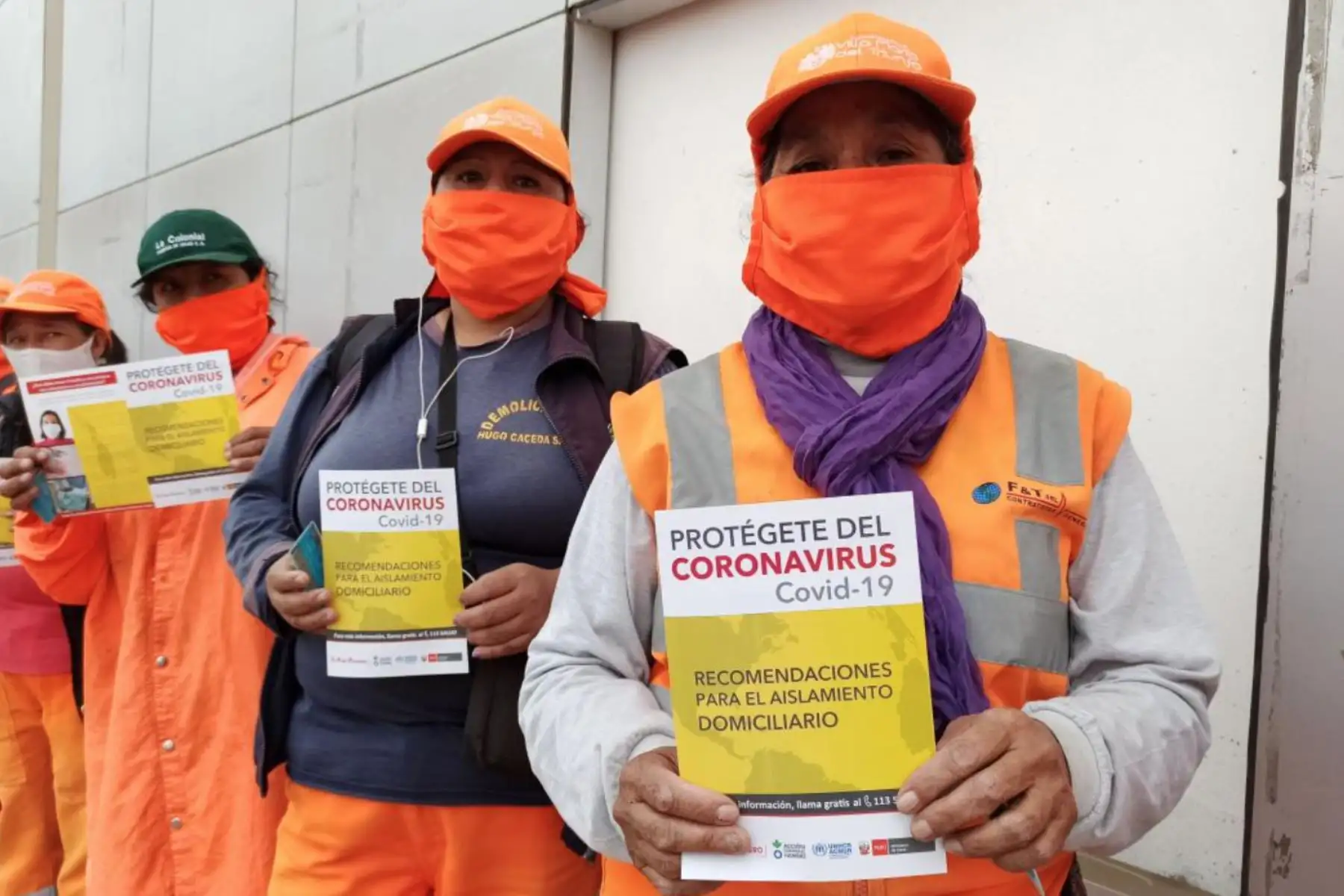 Cerca de 400 trabajadores de limpieza pública, seguridad ciudadana, parques y jardines de la municipalidad de Villa María del Triunfo son tamizados por los equipos de respuesta rápida de la DIRIS Lima Sur a fin de descartar el covid-19. FotoANDINA/Minsa