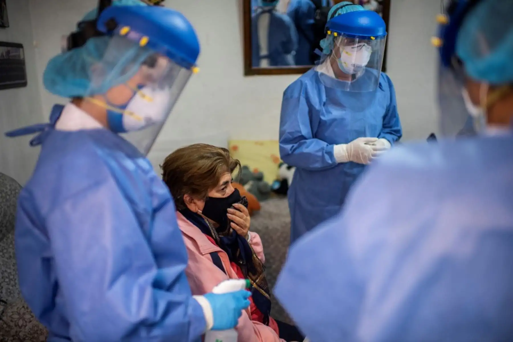 Una brigada de salud habla con una mujer durante las visitas puerta a puerta para llevar a cabo las pruebas COVID-19 en la Ciudad de México. Foto: AFP