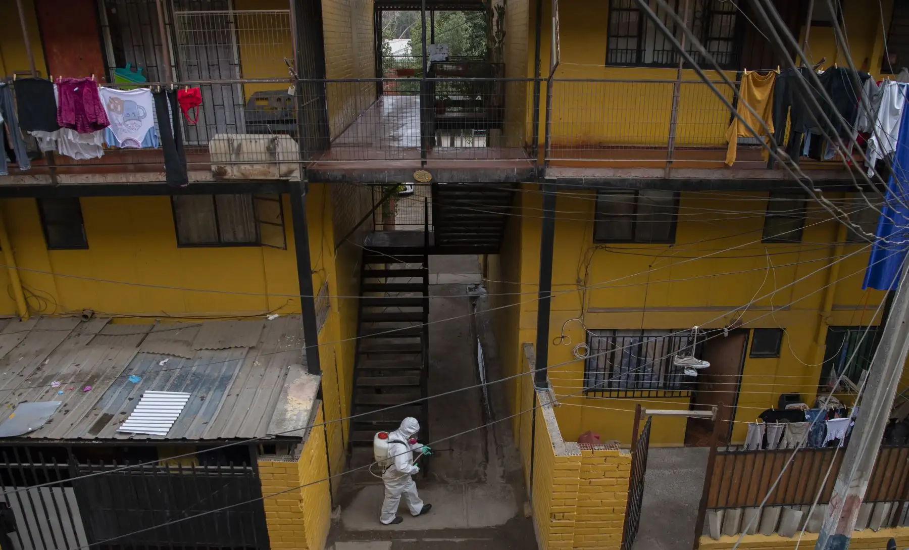 Un trabajador municipal limpia y desinfecta una comuna de bajos ingresos en Santiago de Chile en medio de la nueva pandemia de coronavirus. Foto: AFP