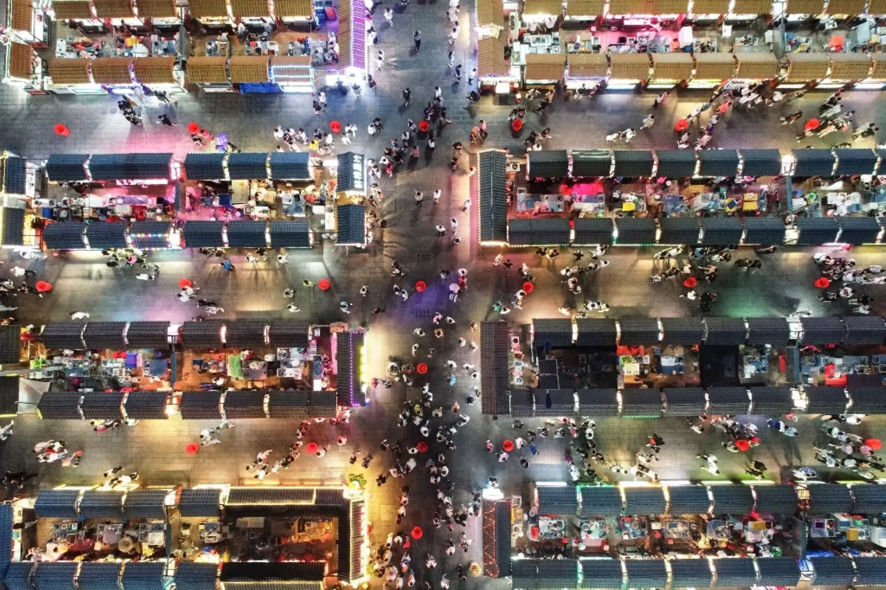 Esta foto aérea tomada el 16 de junio de 2020 muestra a personas que visitan un mercado nocturno en Shenyang, en la provincia de Liaoning, en el noreste de China. Foto: AFP