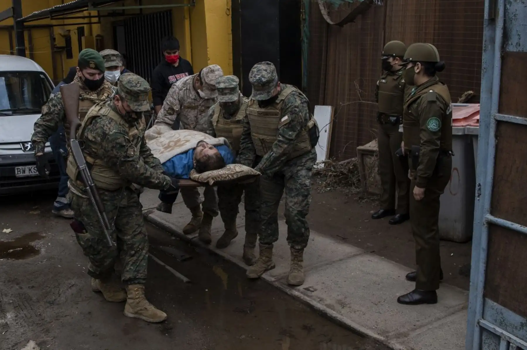 Un trabajador del municipio de Maipú, sufre un colapso mientras repartía comidas en un barrio pobre durante la cuarentena total obligatoria debido a la pandemia por coronavirus, en Chile. Foto: AFP
