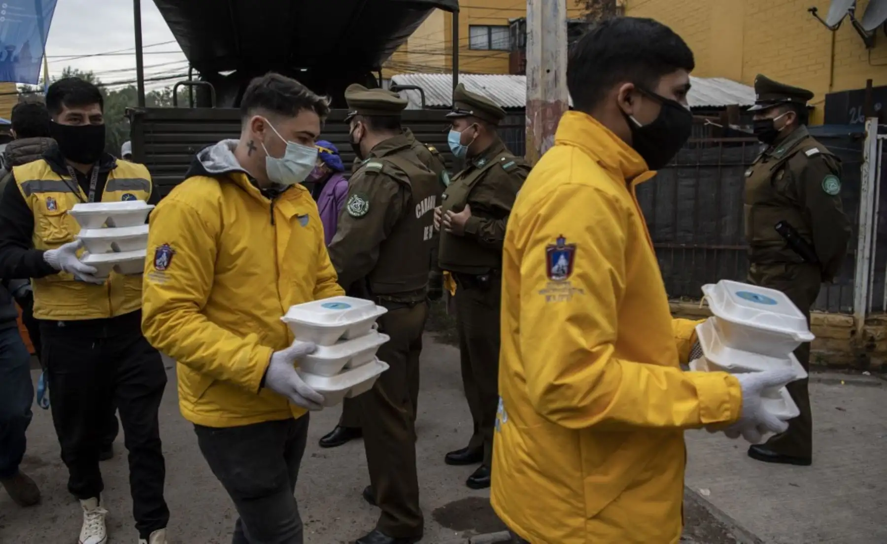 Los empleados del municipio de Maipu distribuyen comida entre los residentes de un sector pobre de Santiago durante la cuarentena total obligatoria debido a la nueva pandemia de coronavirus COVID-19, en Chile. Foto: AFP