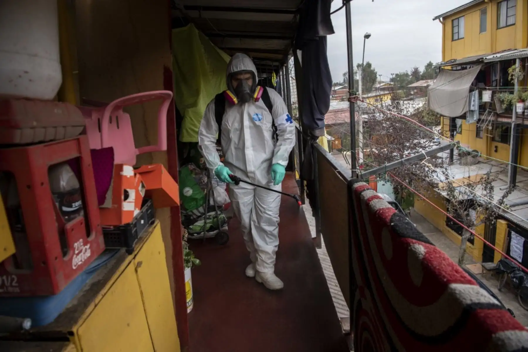 Un trabajador municipal limpia y desinfecta una comuna de bajos ingresos en plena pandemia, en Santiago de Chile. Foto: AFP