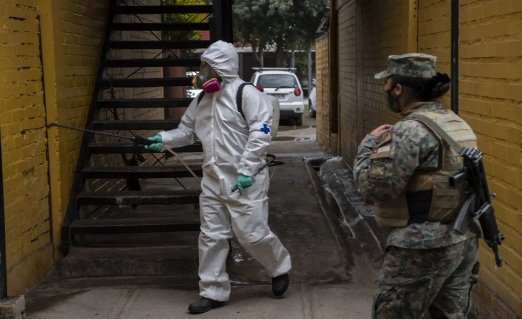 Un trabajador municipal limpia y desinfecta una comuna de bajos ingresos en Santiago de Chile. Foto: AFP