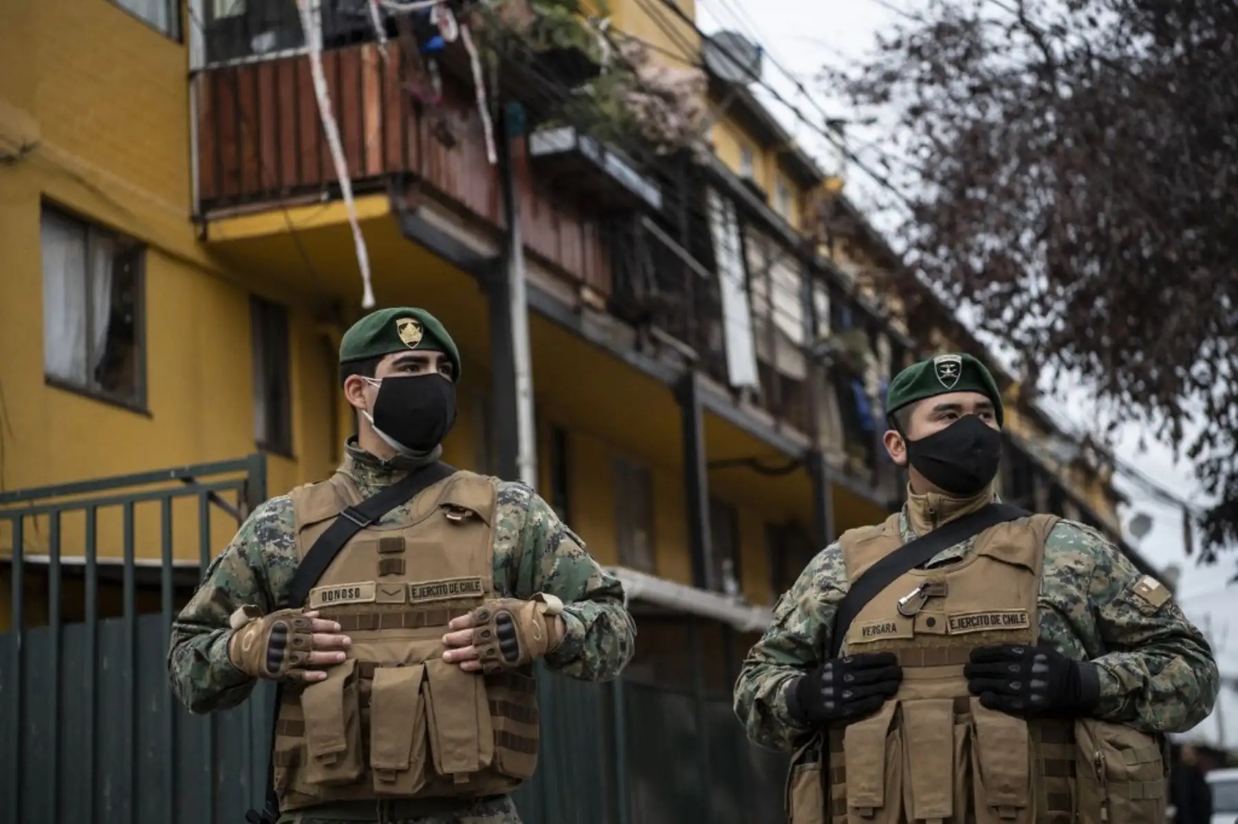 Soldados chilenos hacen guardia en un punto de control durante la cuarentena total obligatoria debido a la pandemia por coronavirus. Foto: AFP