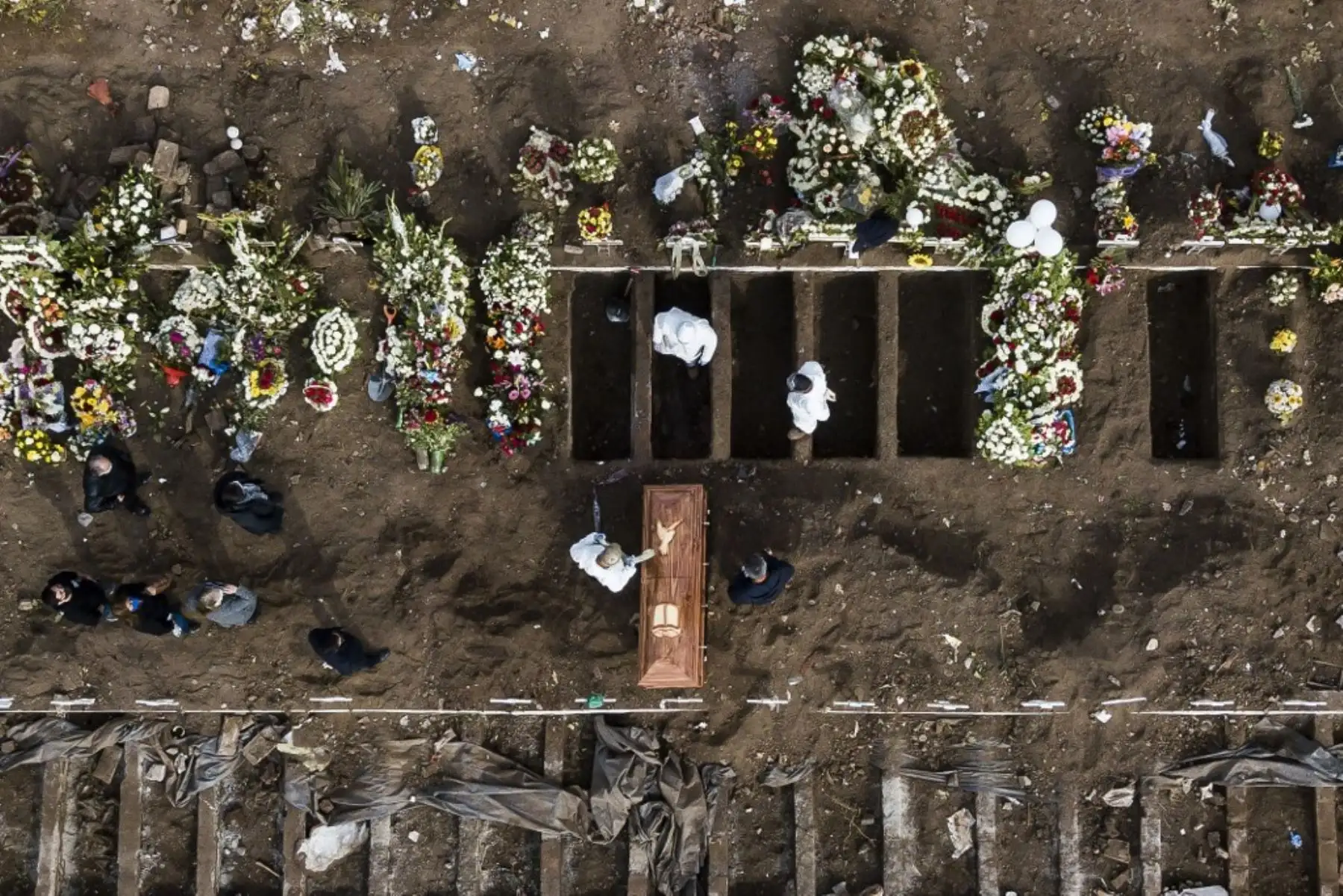 Vista aérea que muestra el entierro de una víctima de COVID-19 en el Cementerio General de Santiago de Chile en medio de la nueva pandemia de coronavirus. Foto: AFP