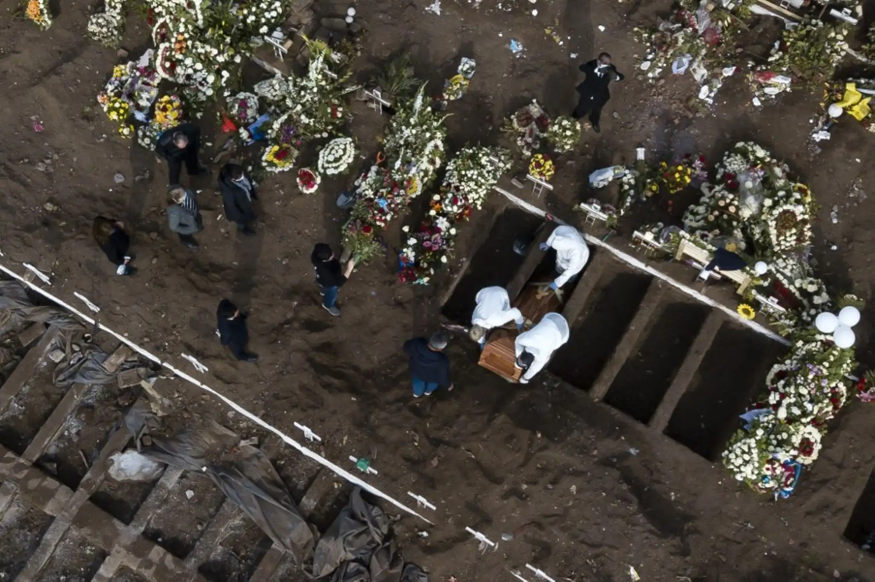 Vista aérea que muestra el entierro de una víctima de COVID-19 en el Cementerio General de Santiago de Chile en medio de la nueva pandemia de coronavirus. Foto: AFP