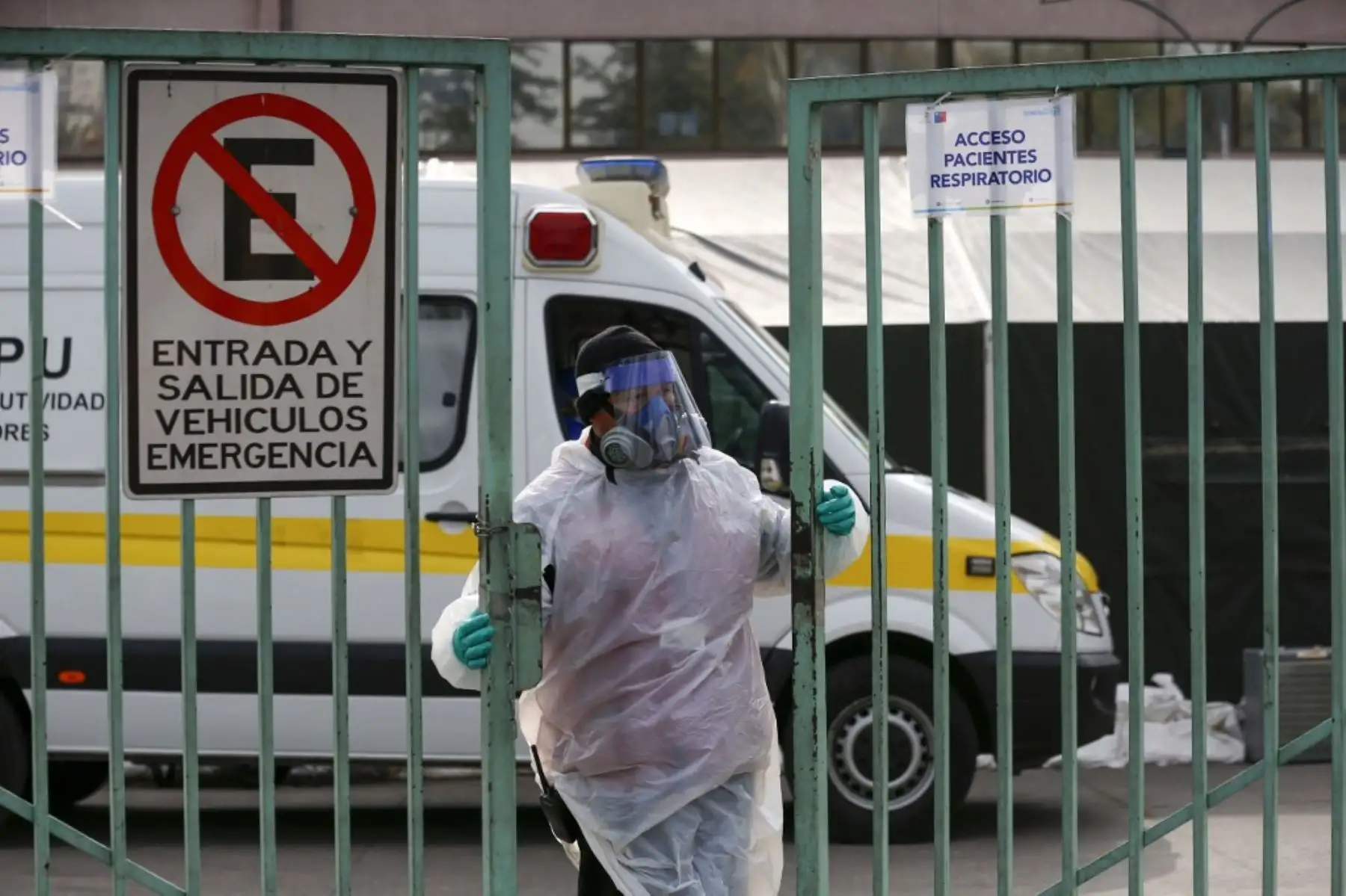Un trabajador de salud cierra la puerta del hospital de San José, donde se llevan a cabo las pruebas COVID-19, en Santiago de Chile. Foto: AFP