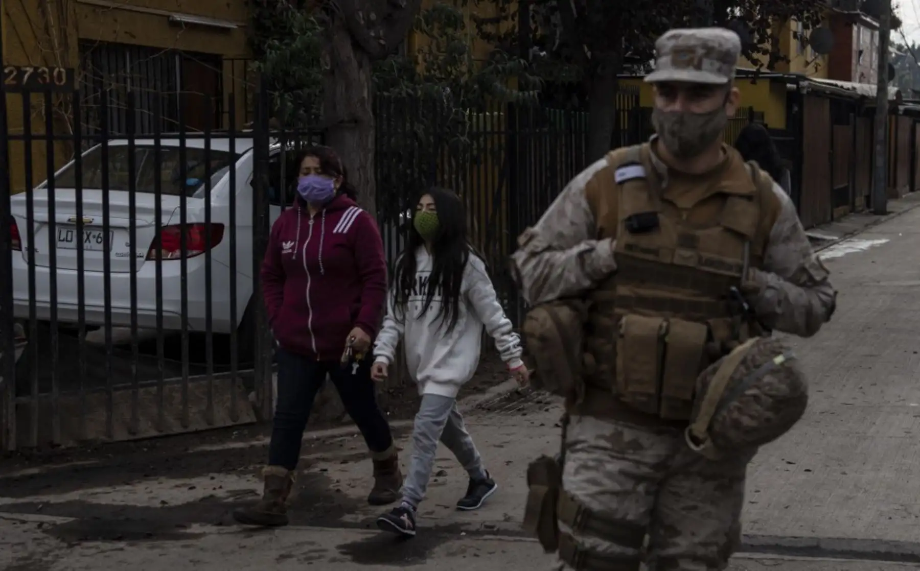 Los soldados chilenos hacen guardia en un punto de control durante la cuarentena total obligatoria debido a la pandemia de coronavirus en Santiago de Chile. Foto: AFP
