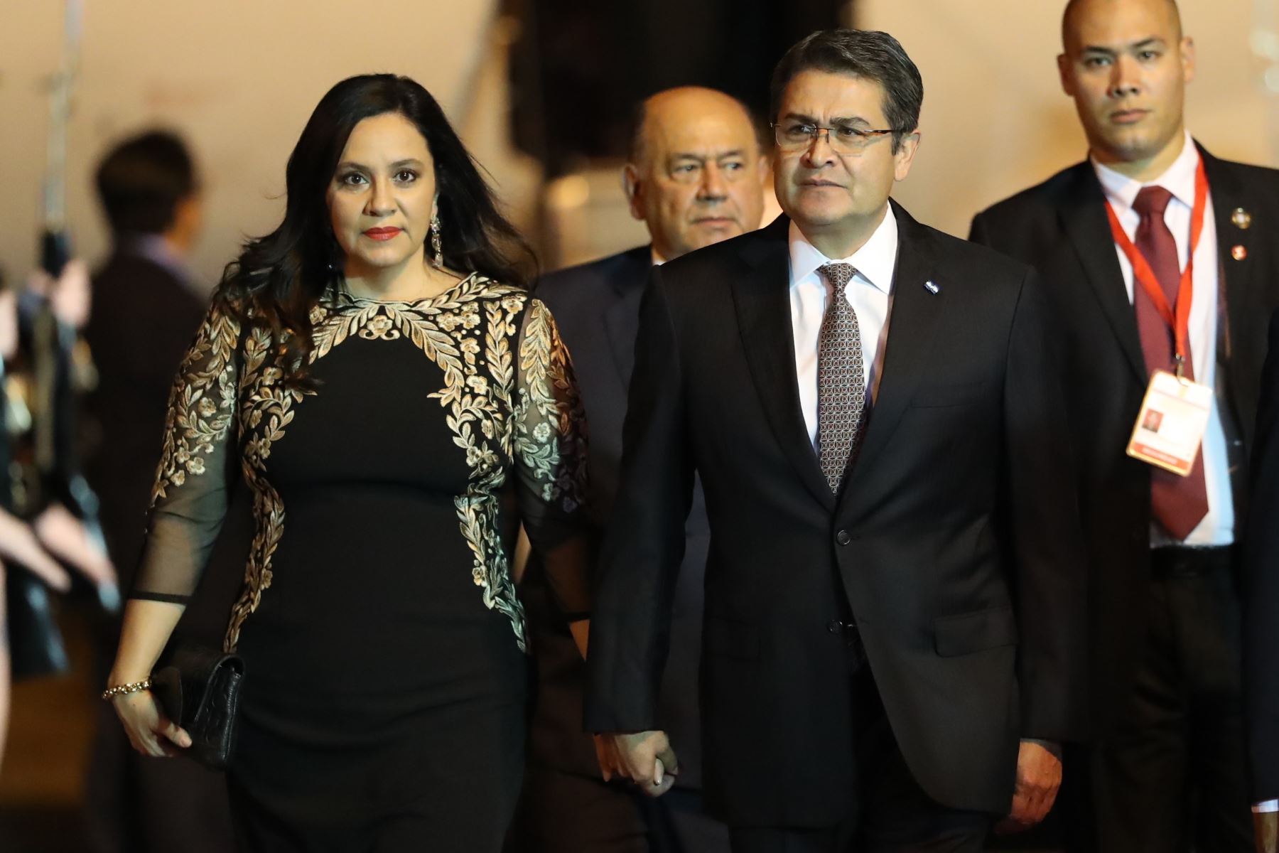 Fotografía de archivo que muestra al presidente de Honduras, Juan Orlando Hernández, acompañado de su esposa, la primera dama Ana García Carías, quienes han contraido la covid-19. Foto: EFE